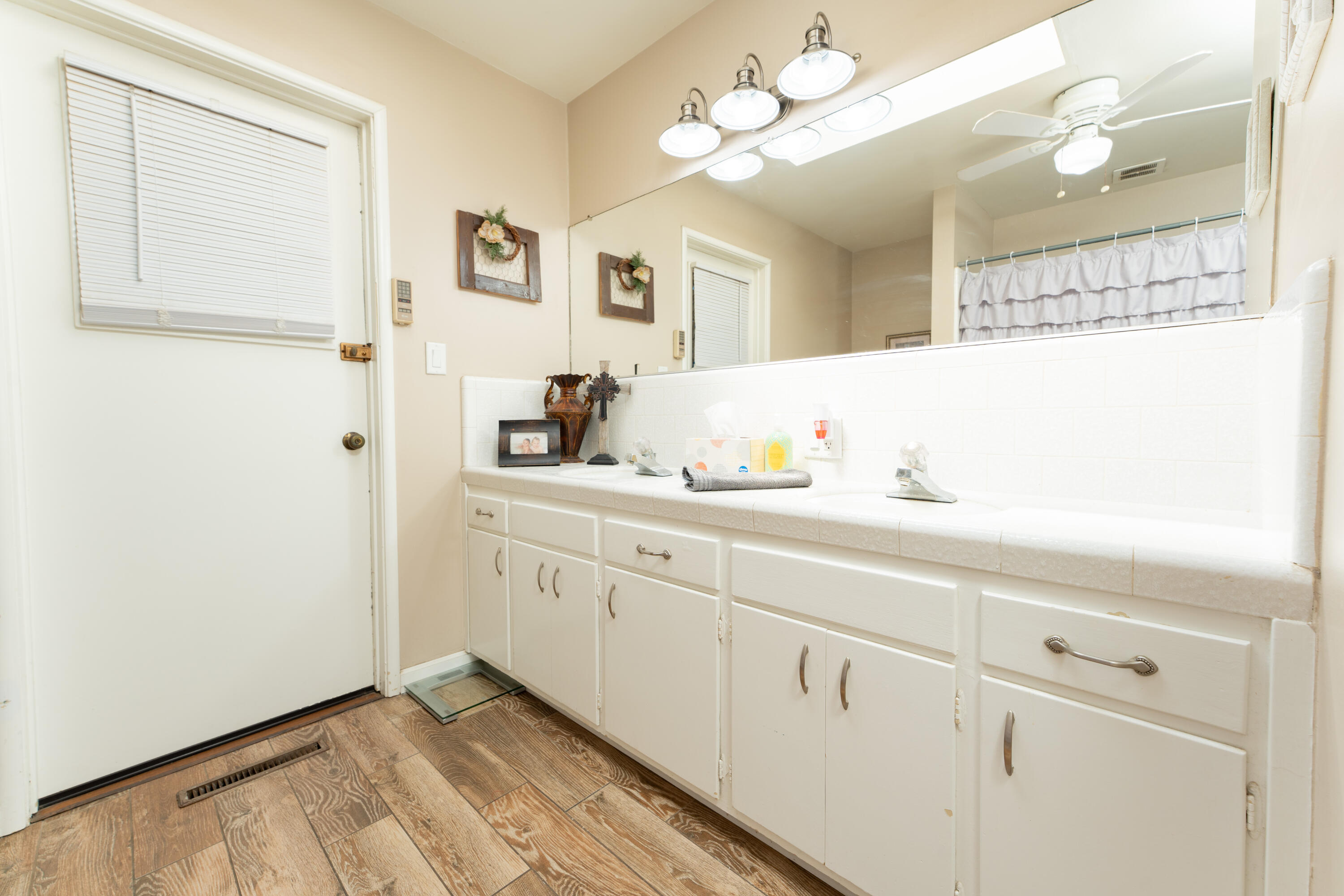 1145 N M St, Tulare, CA 93274