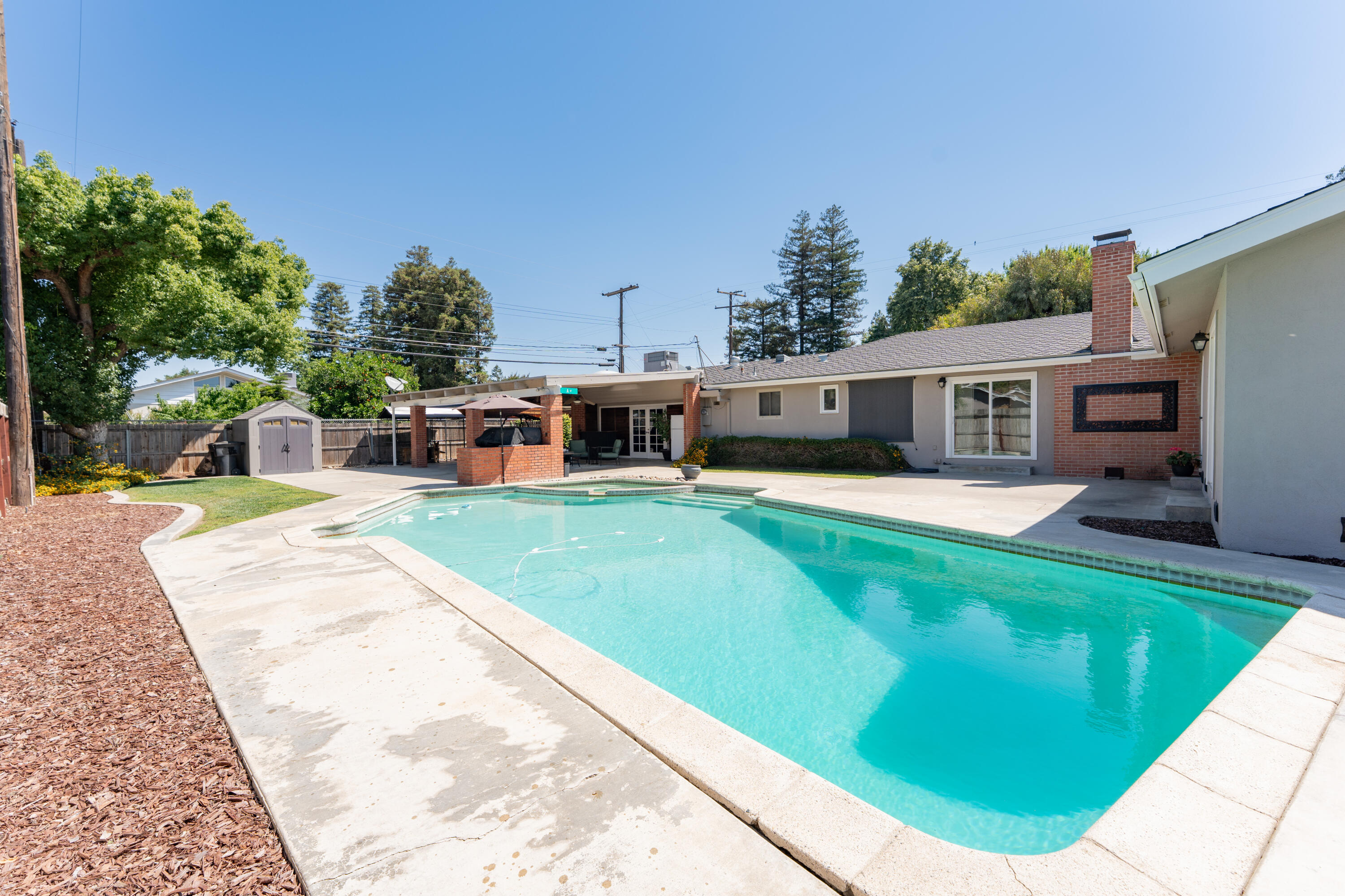 1145 N M St, Tulare, CA 93274