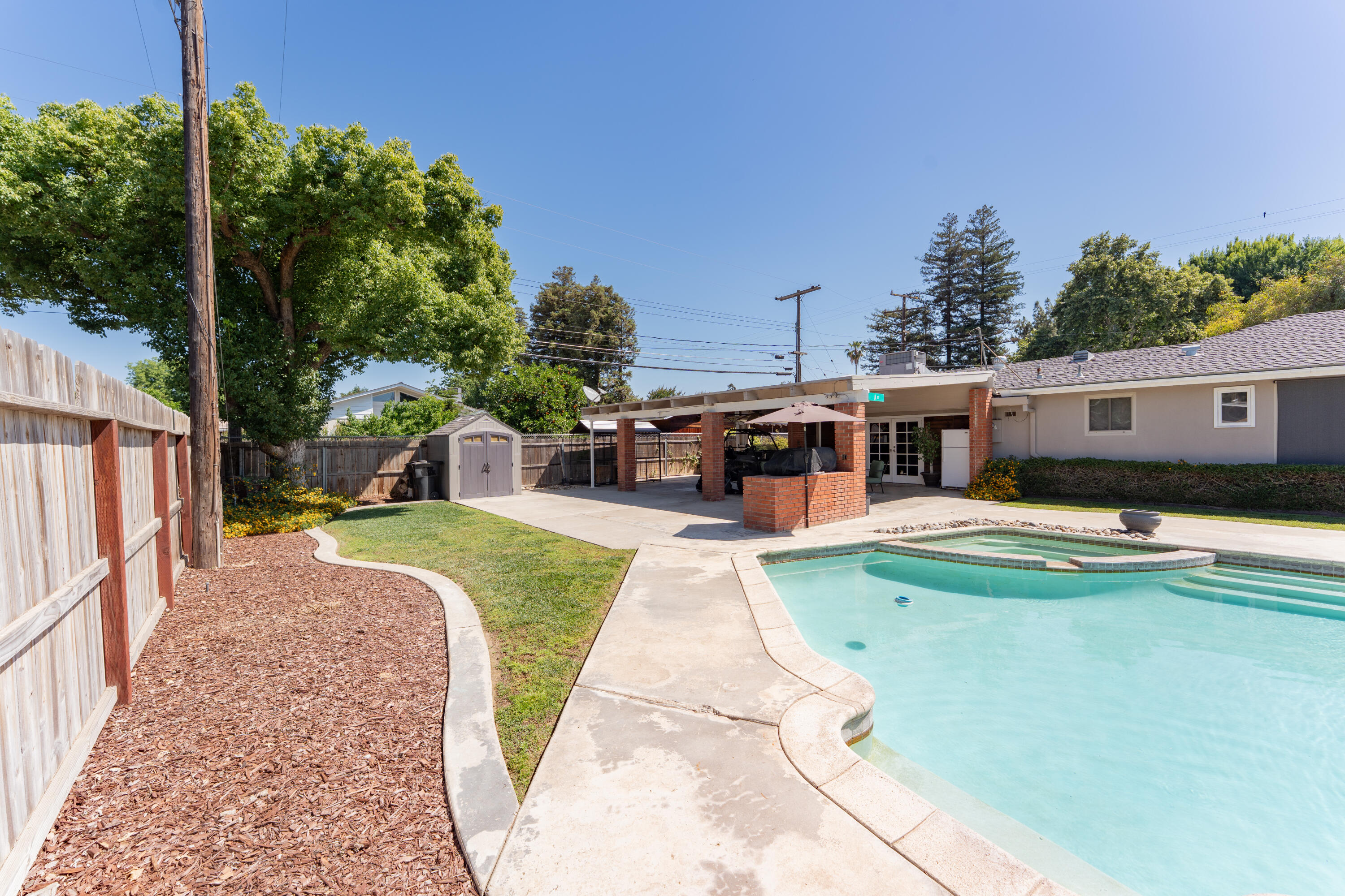 1145 N M St, Tulare, CA 93274