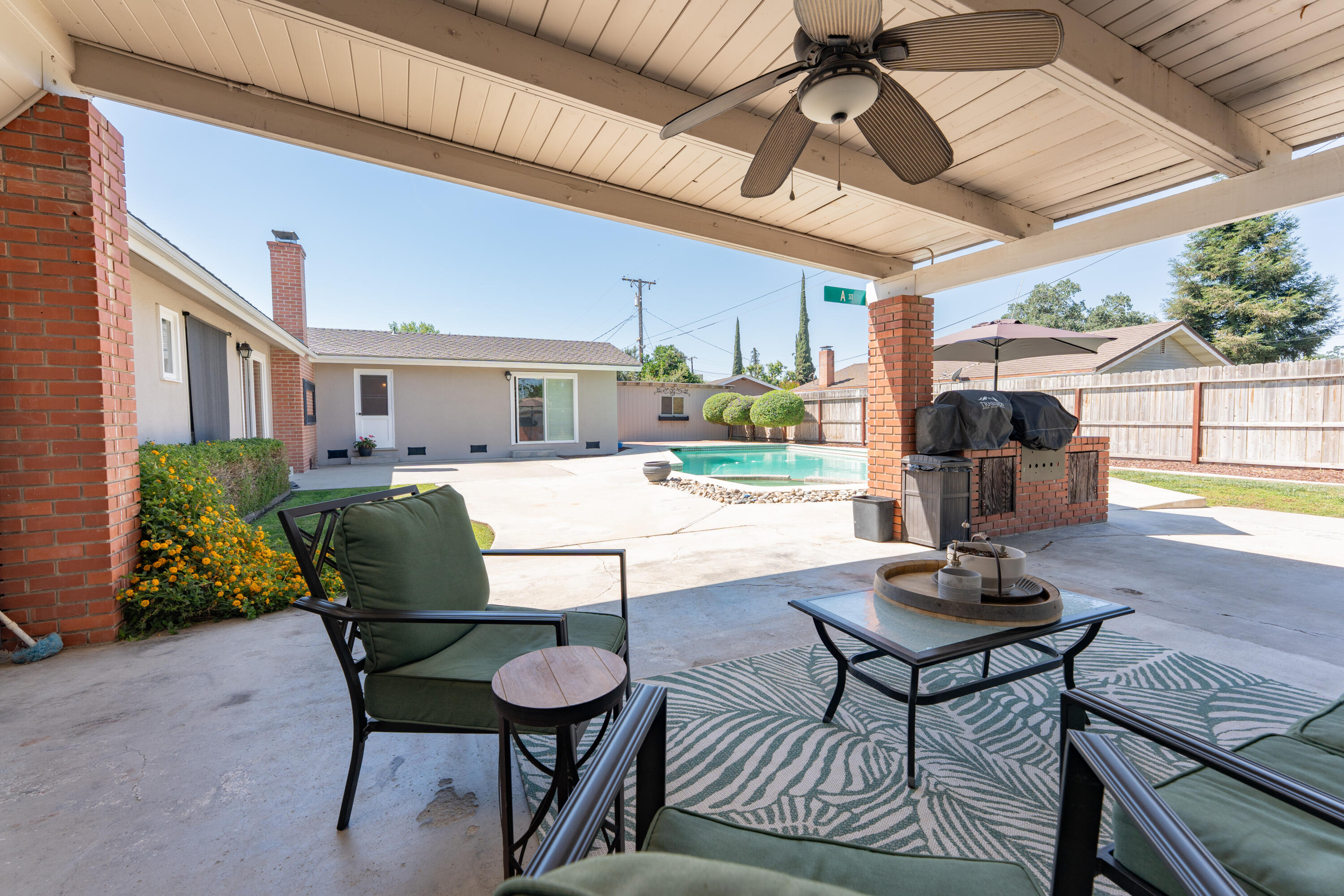 1145 N M St, Tulare, CA 93274