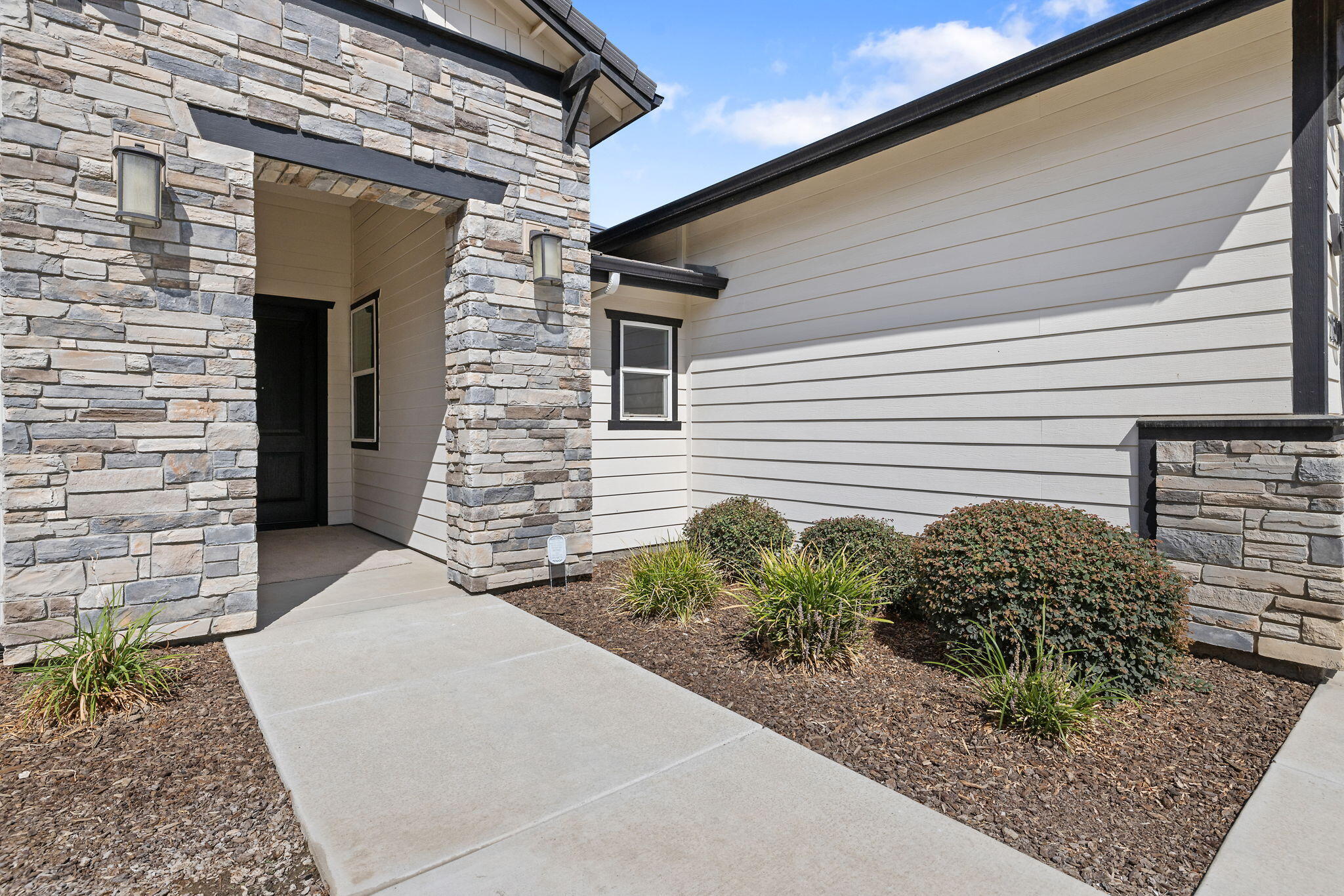 2360 W Bel Aire Ct, Porterville, CA 93257