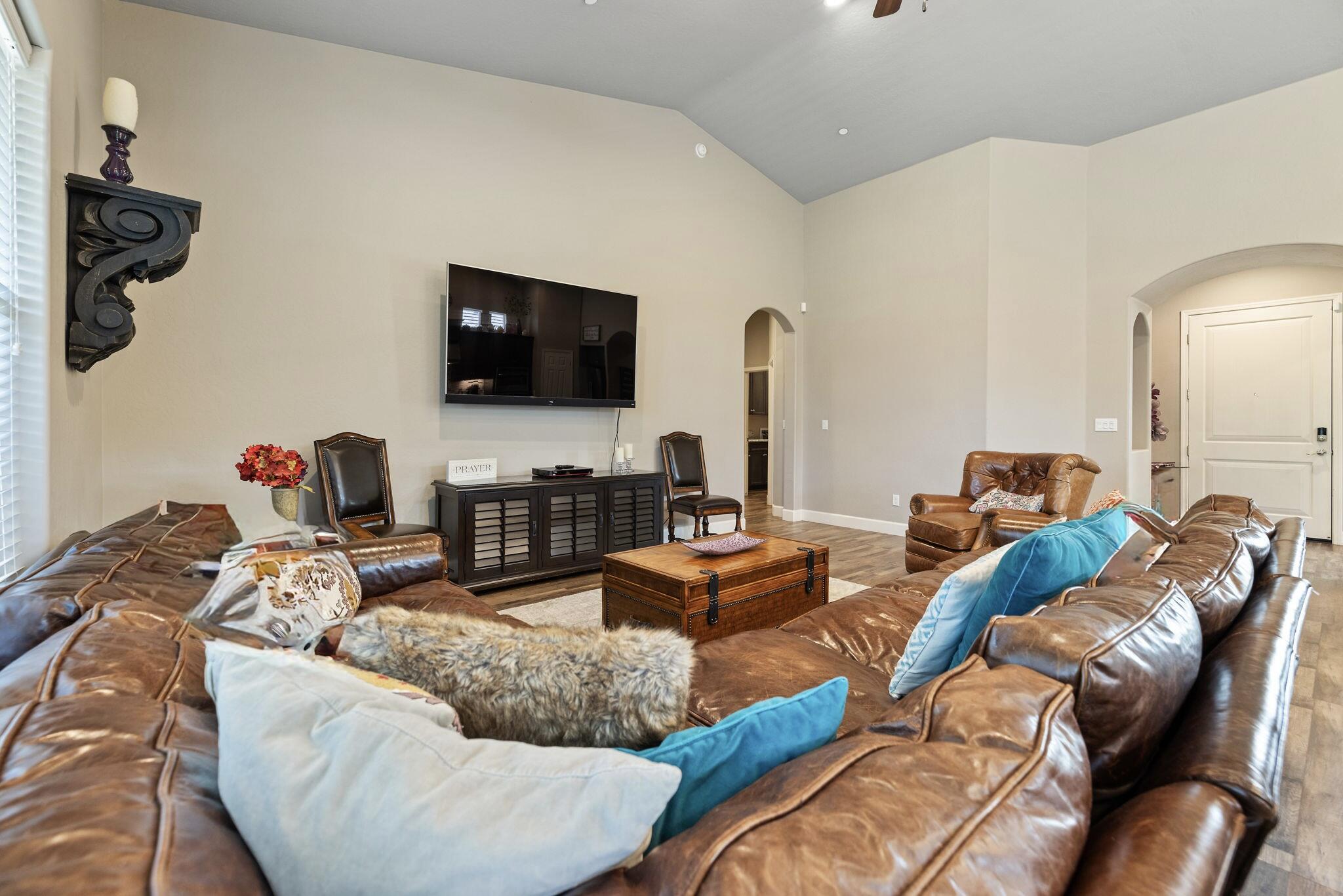 2360 W Bel Aire Ct, Porterville, CA 93257