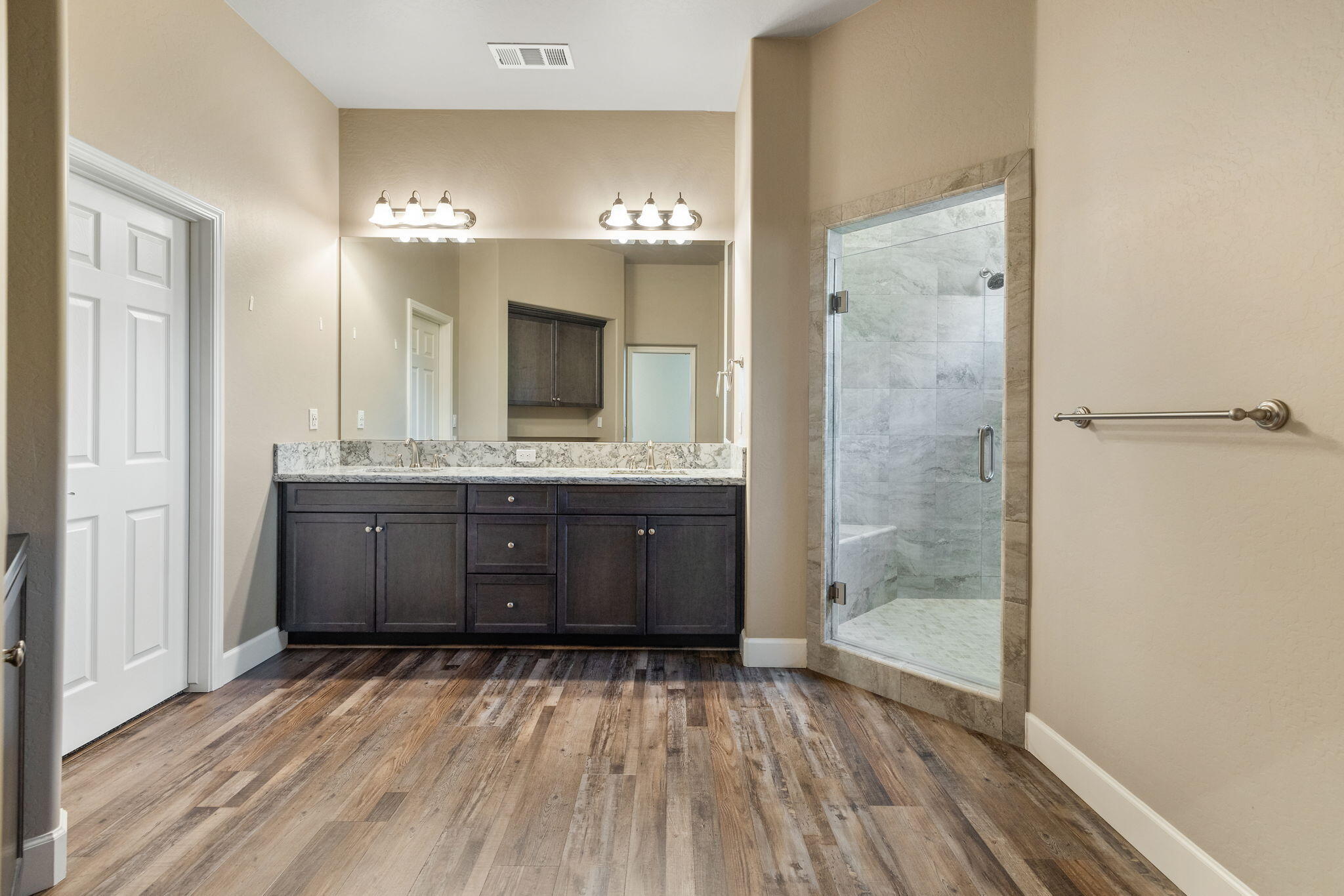 2360 W Bel Aire Ct, Porterville, CA 93257