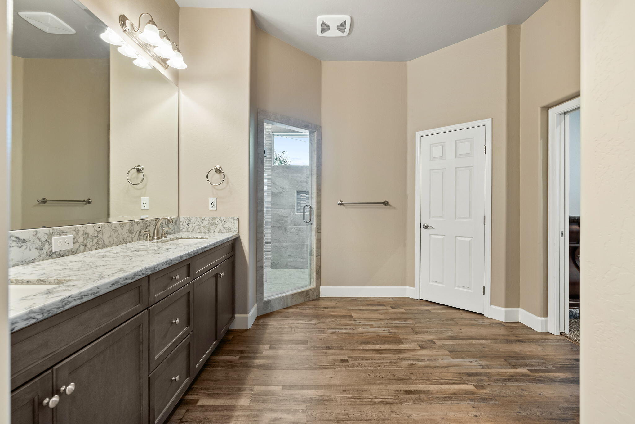 2360 W Bel Aire Ct, Porterville, CA 93257