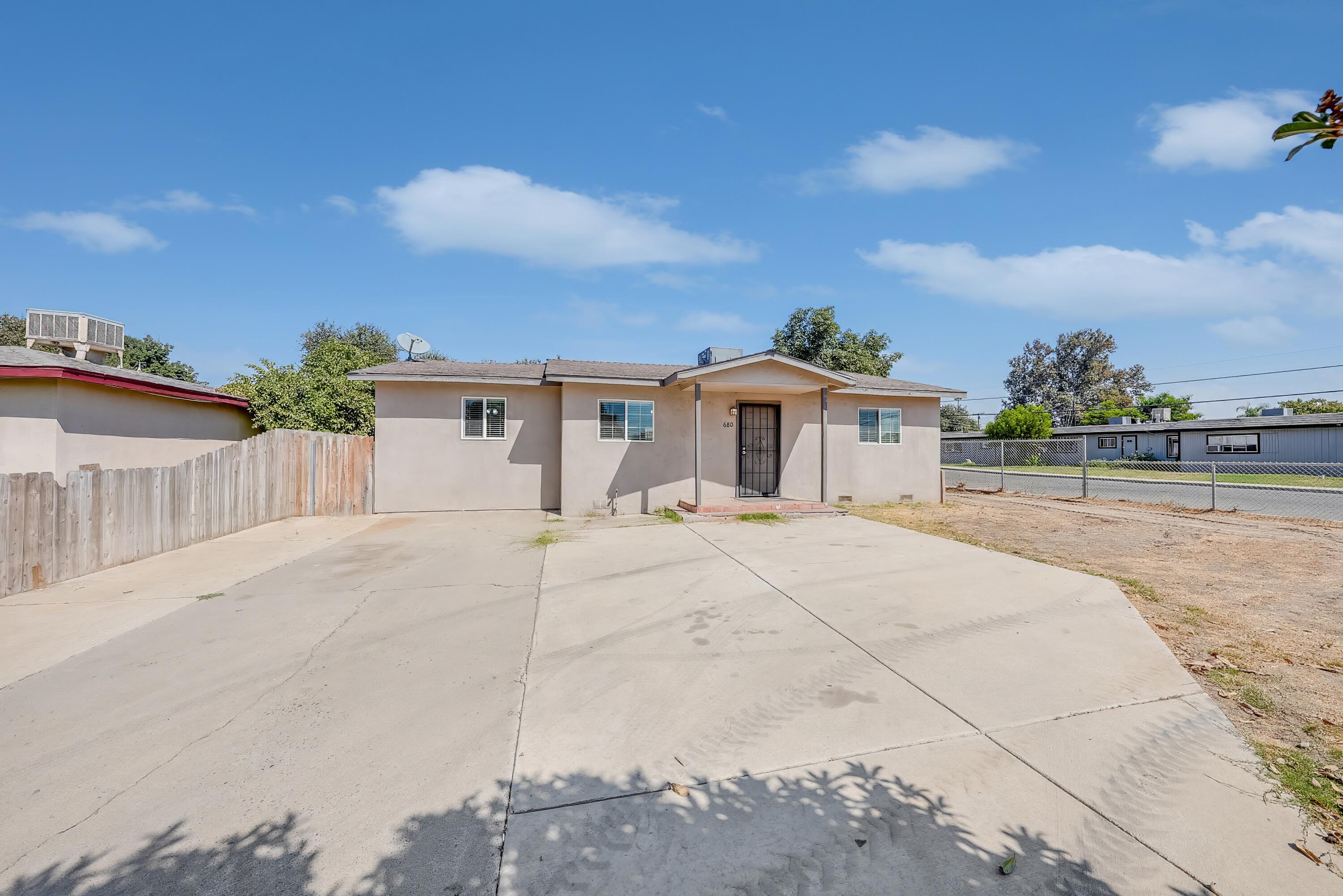 680 E Larry St, Farmersville, CA 93223