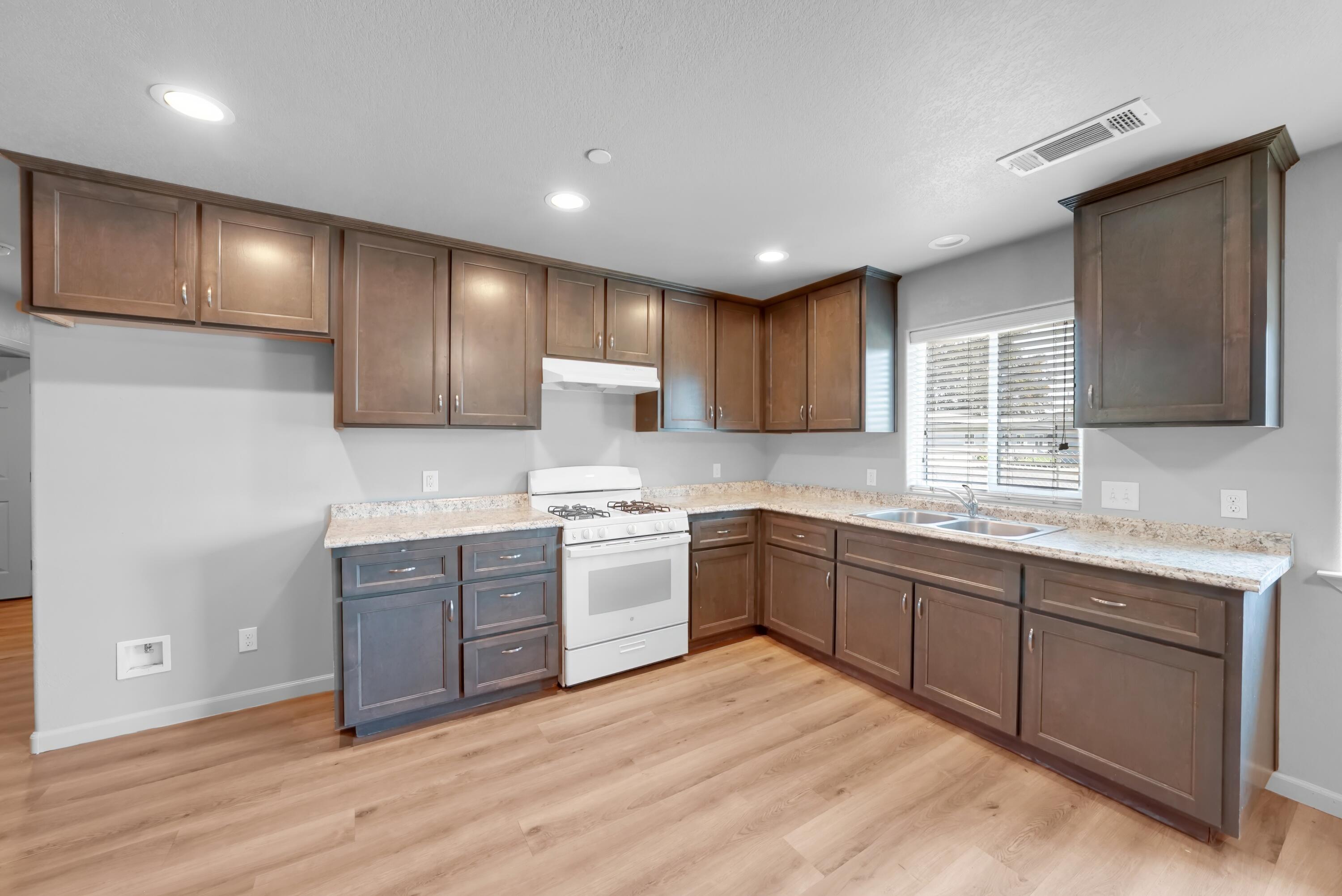 680 E Larry St, Farmersville, CA 93223