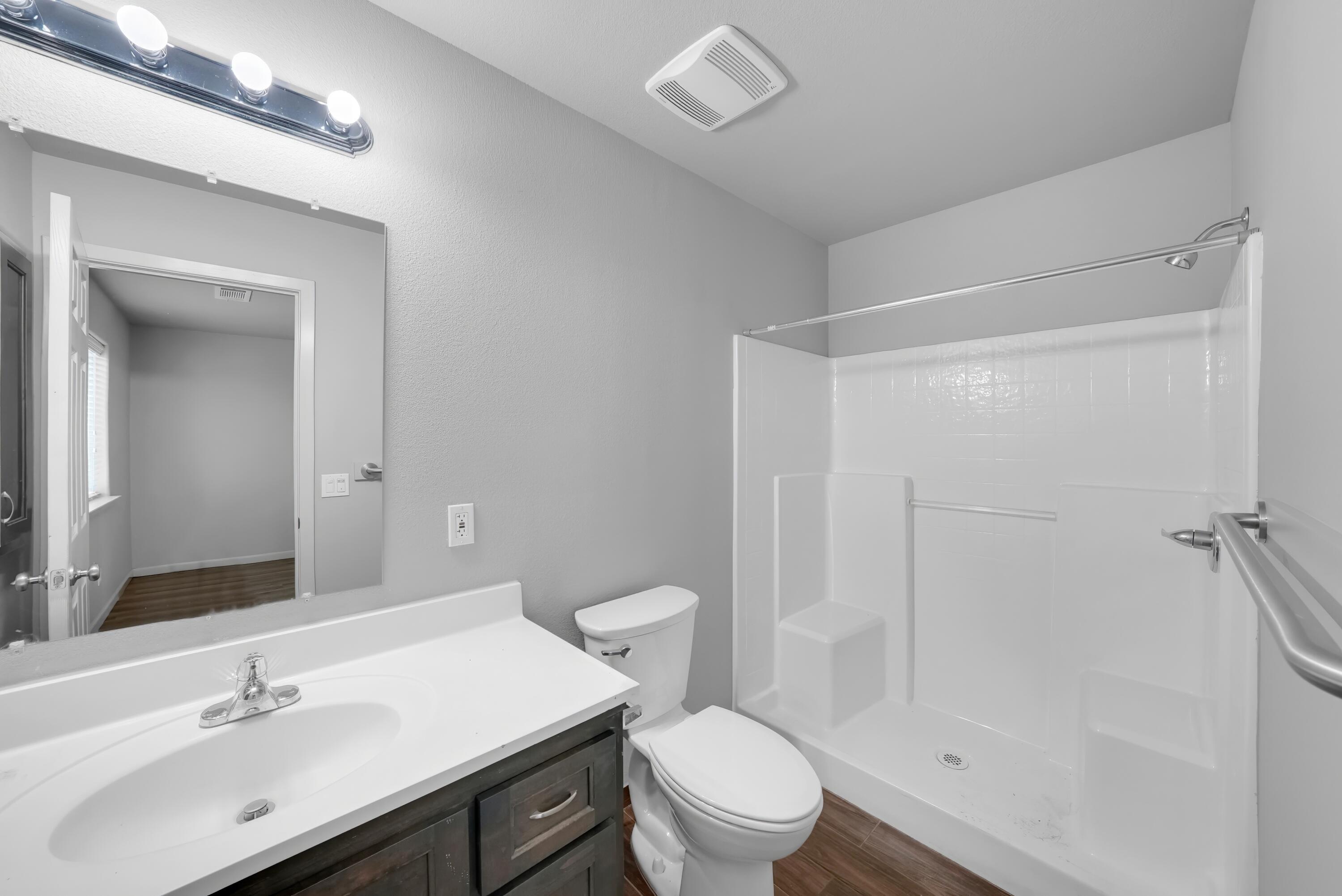 680 E Larry St, Farmersville, CA 93223