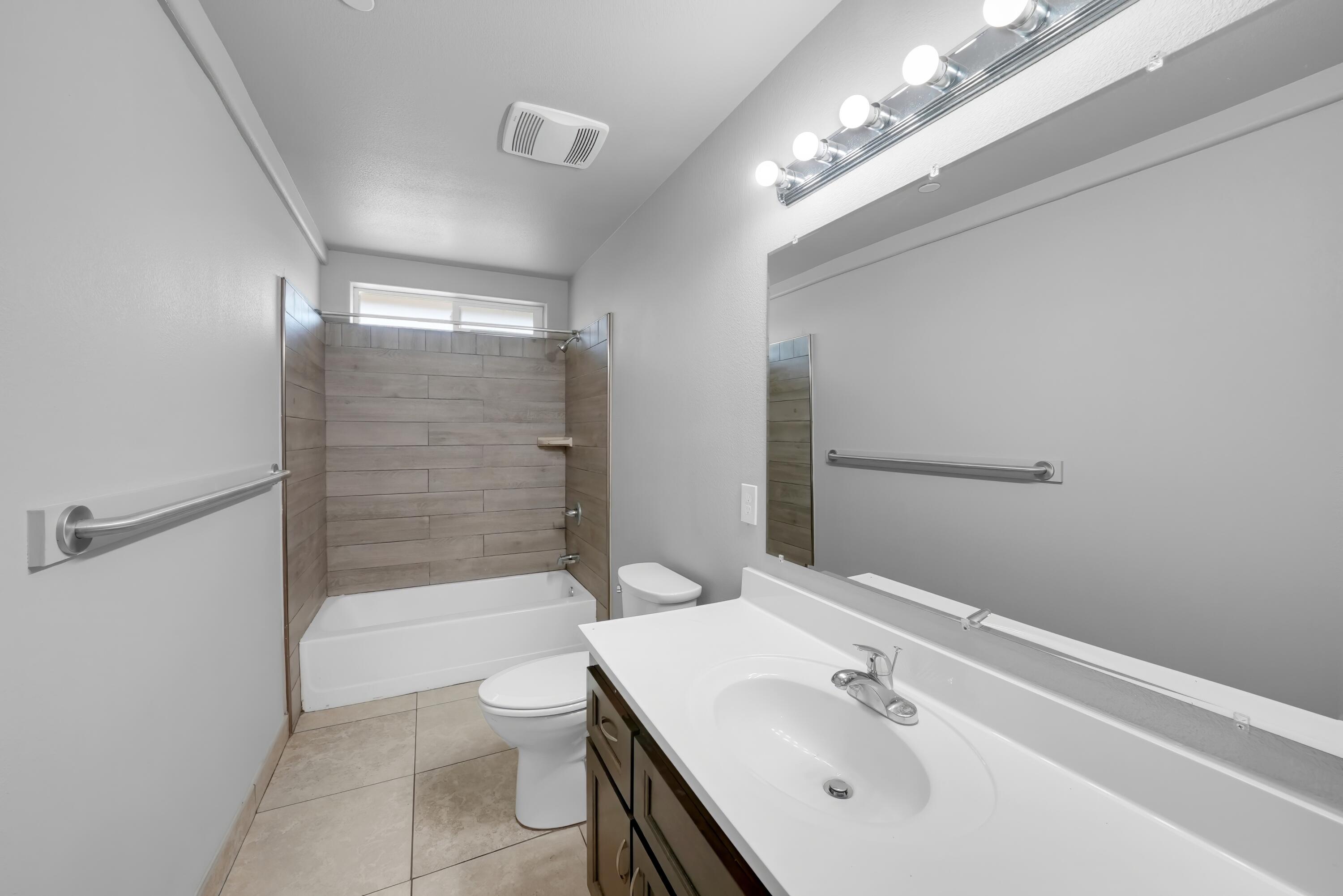 680 E Larry St, Farmersville, CA 93223