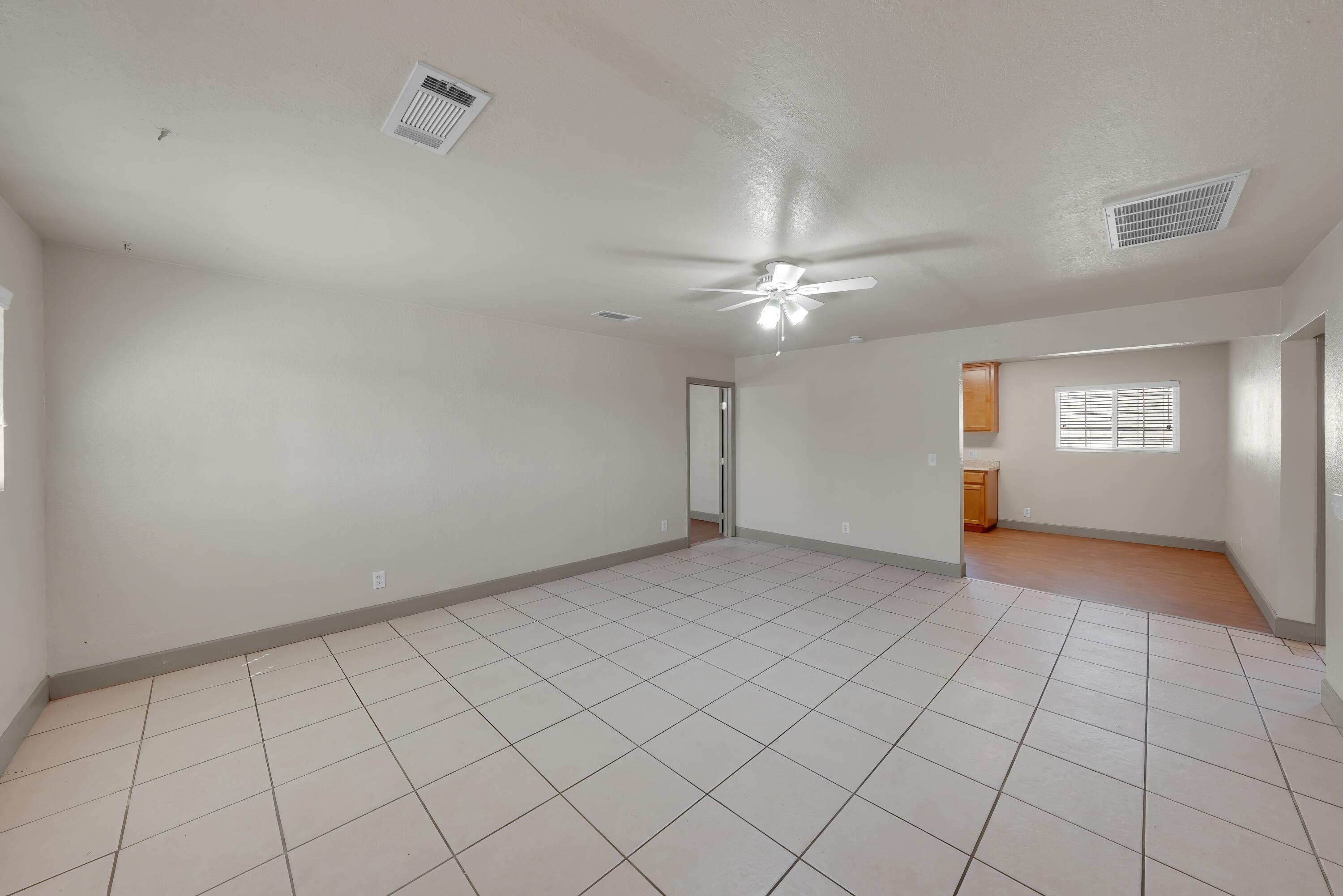 680 E Larry St, Farmersville, CA 93223