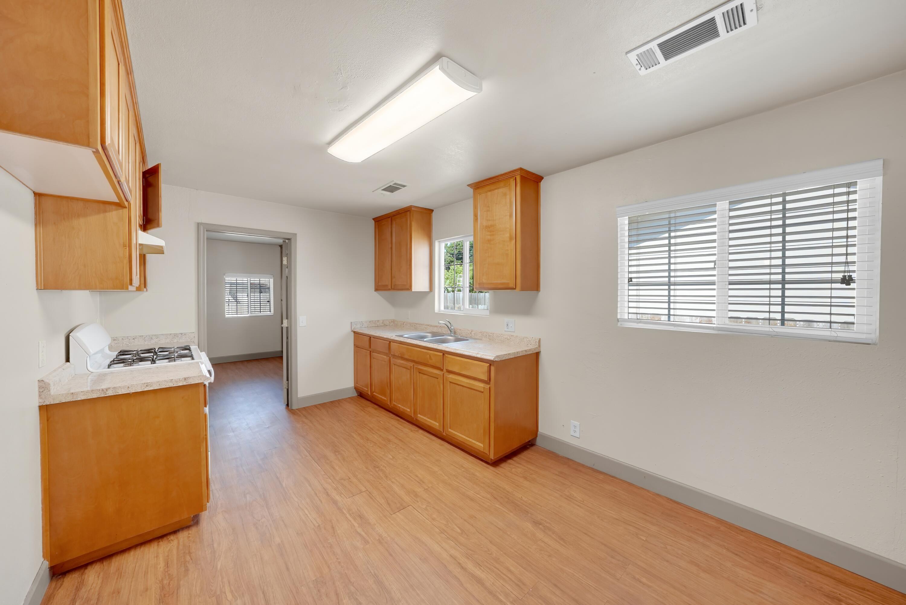 680 E Larry St, Farmersville, CA 93223