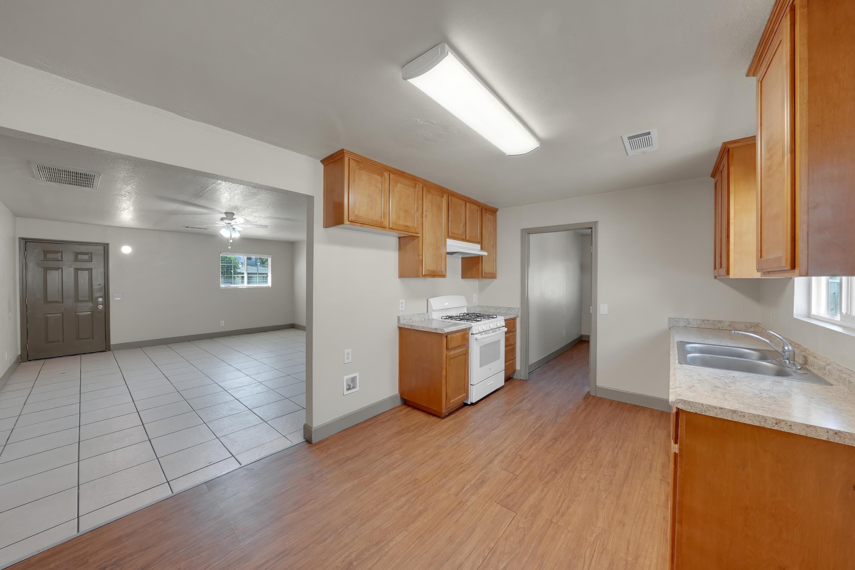 680 E Larry St, Farmersville, CA 93223