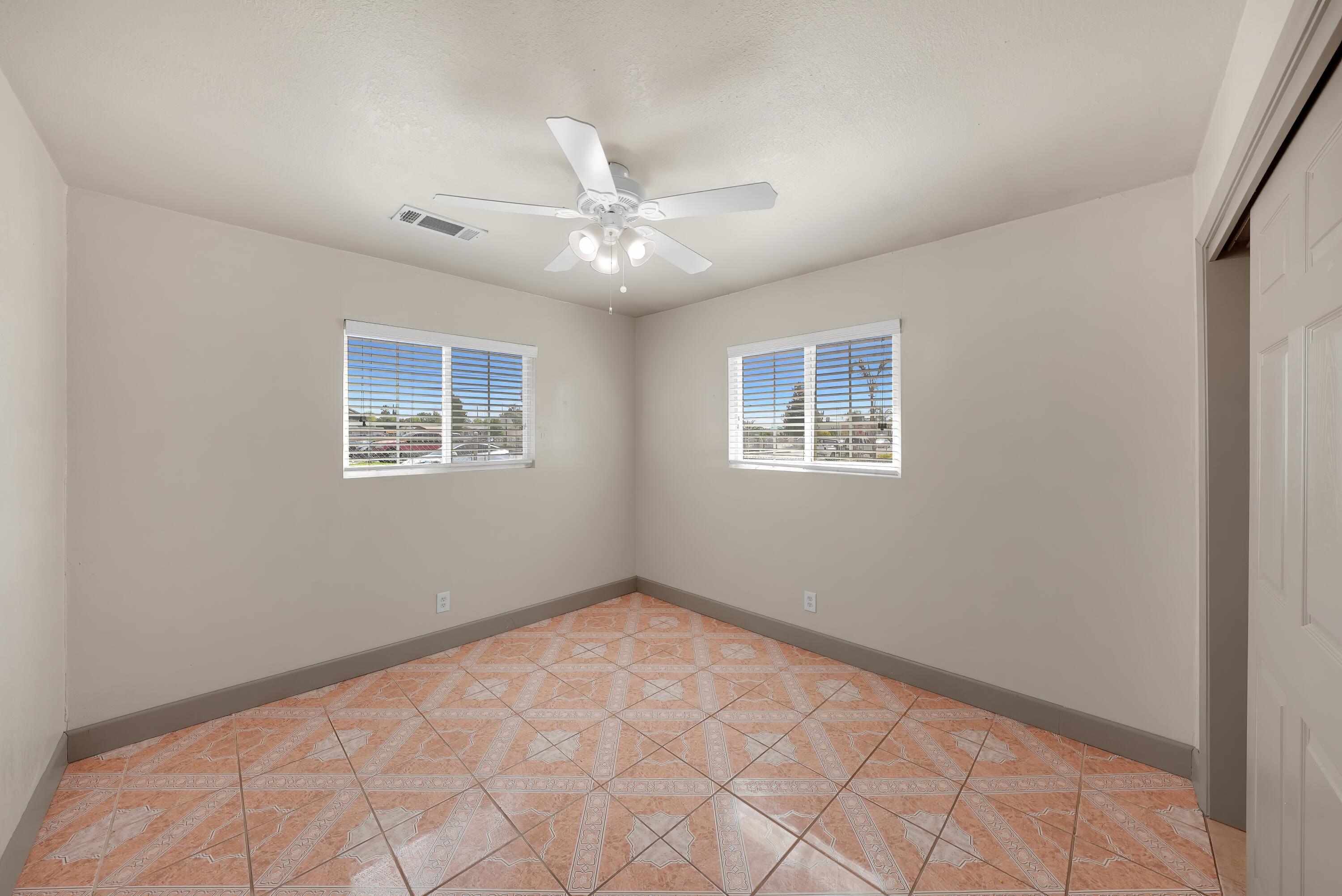 680 E Larry St, Farmersville, CA 93223