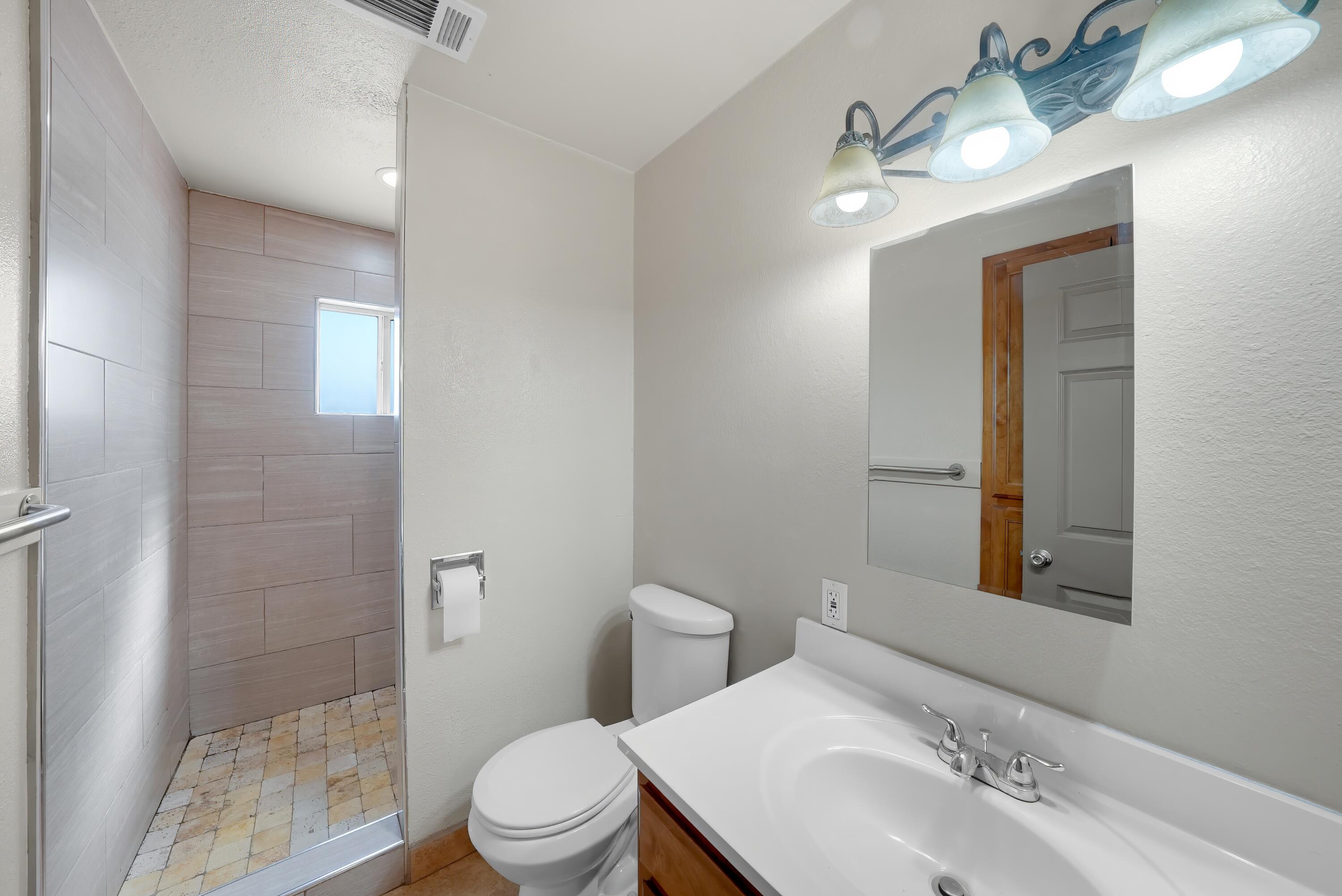 680 E Larry St, Farmersville, CA 93223