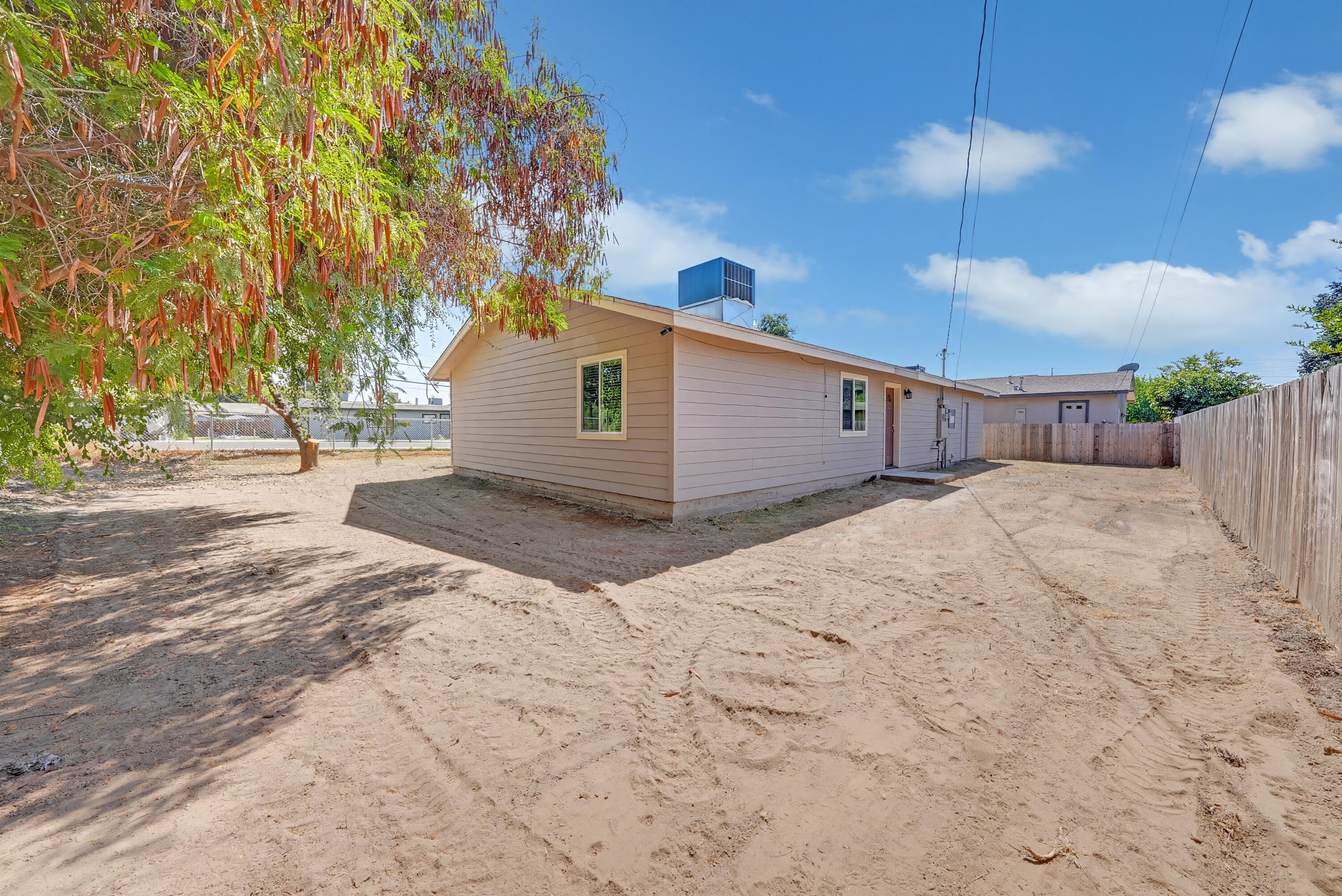 680 E Larry St, Farmersville, CA 93223