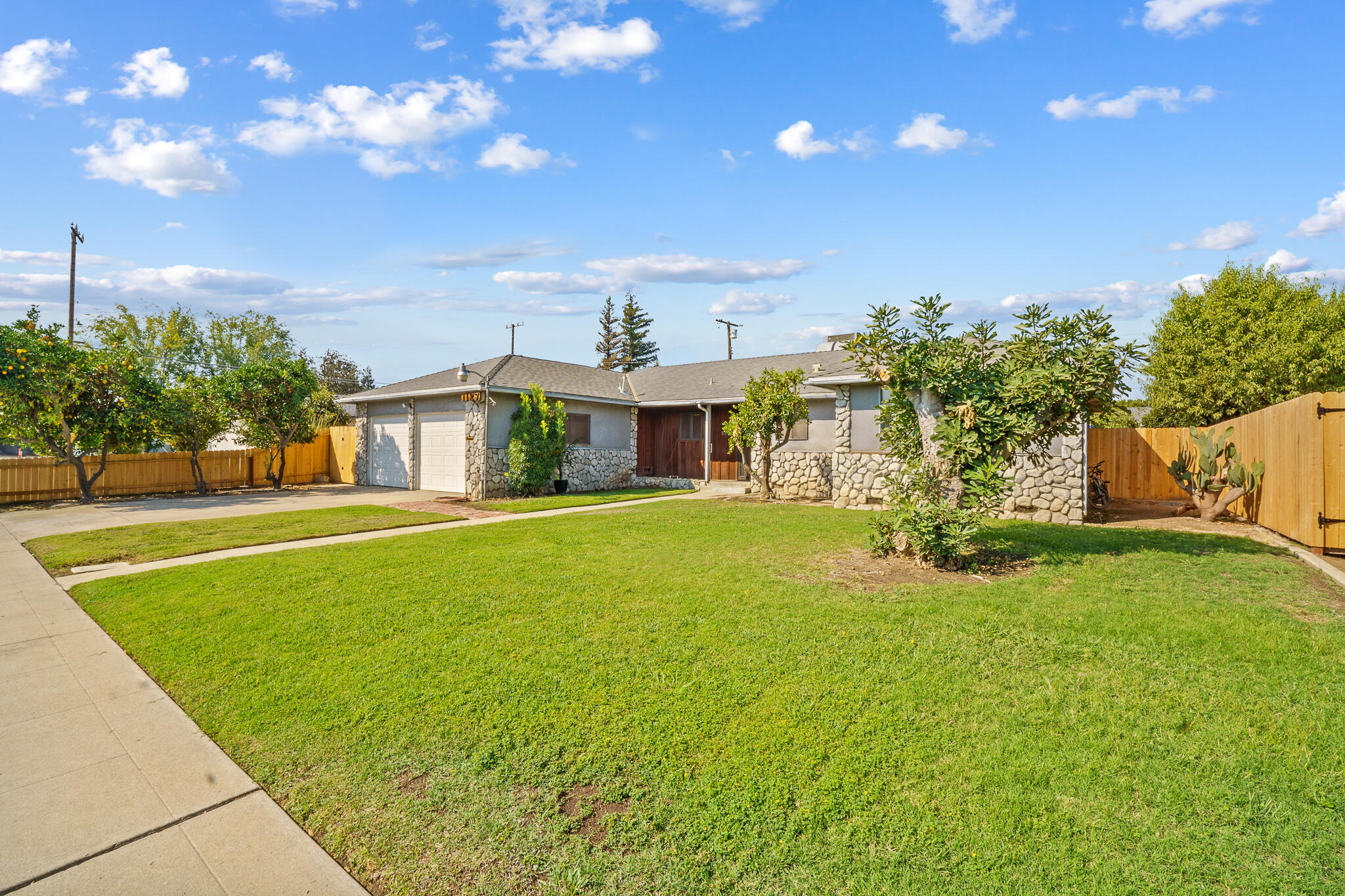 1127 S Whitney, Visalia, CA 93277