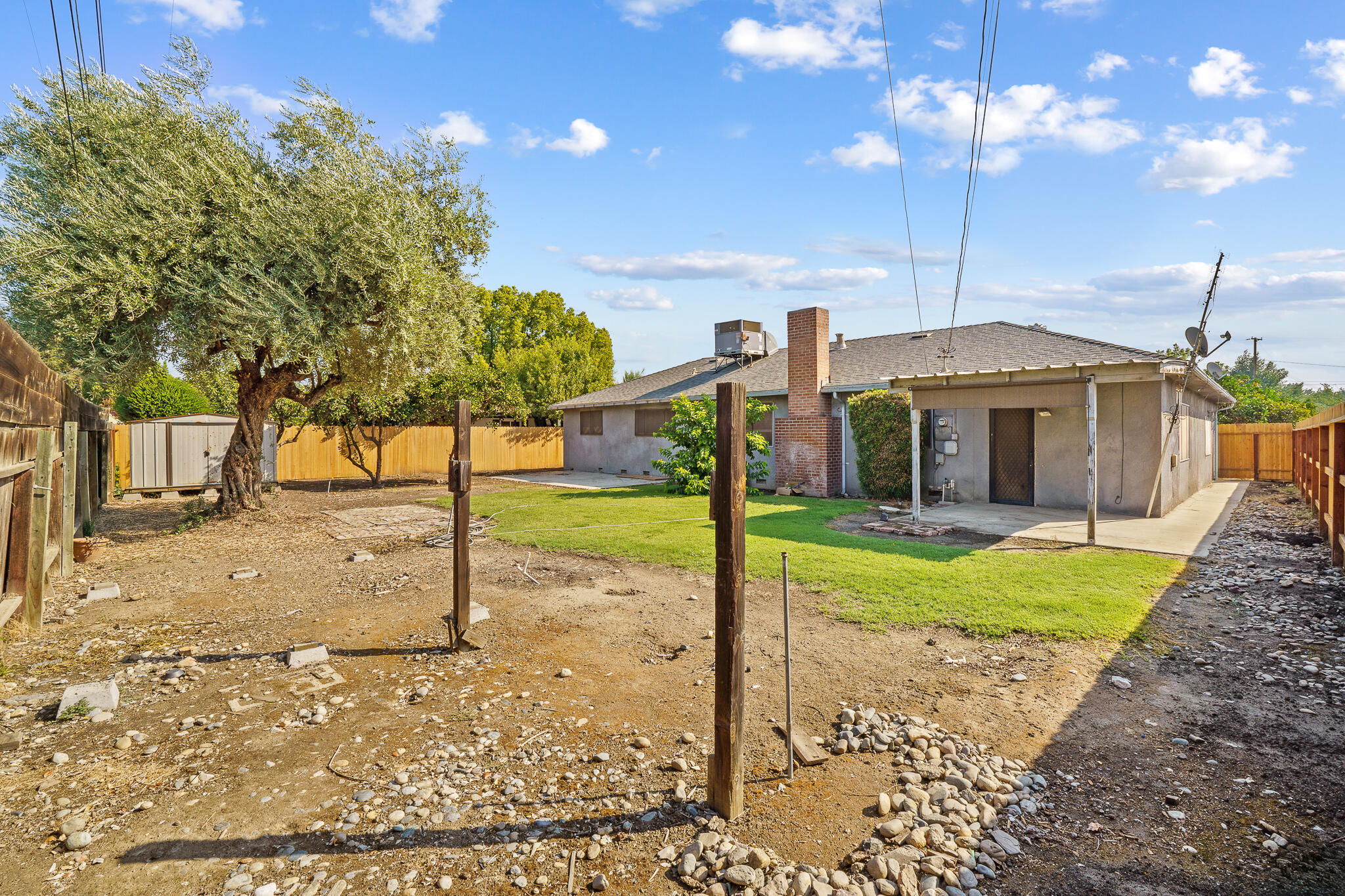 1127 S Whitney, Visalia, CA 93277