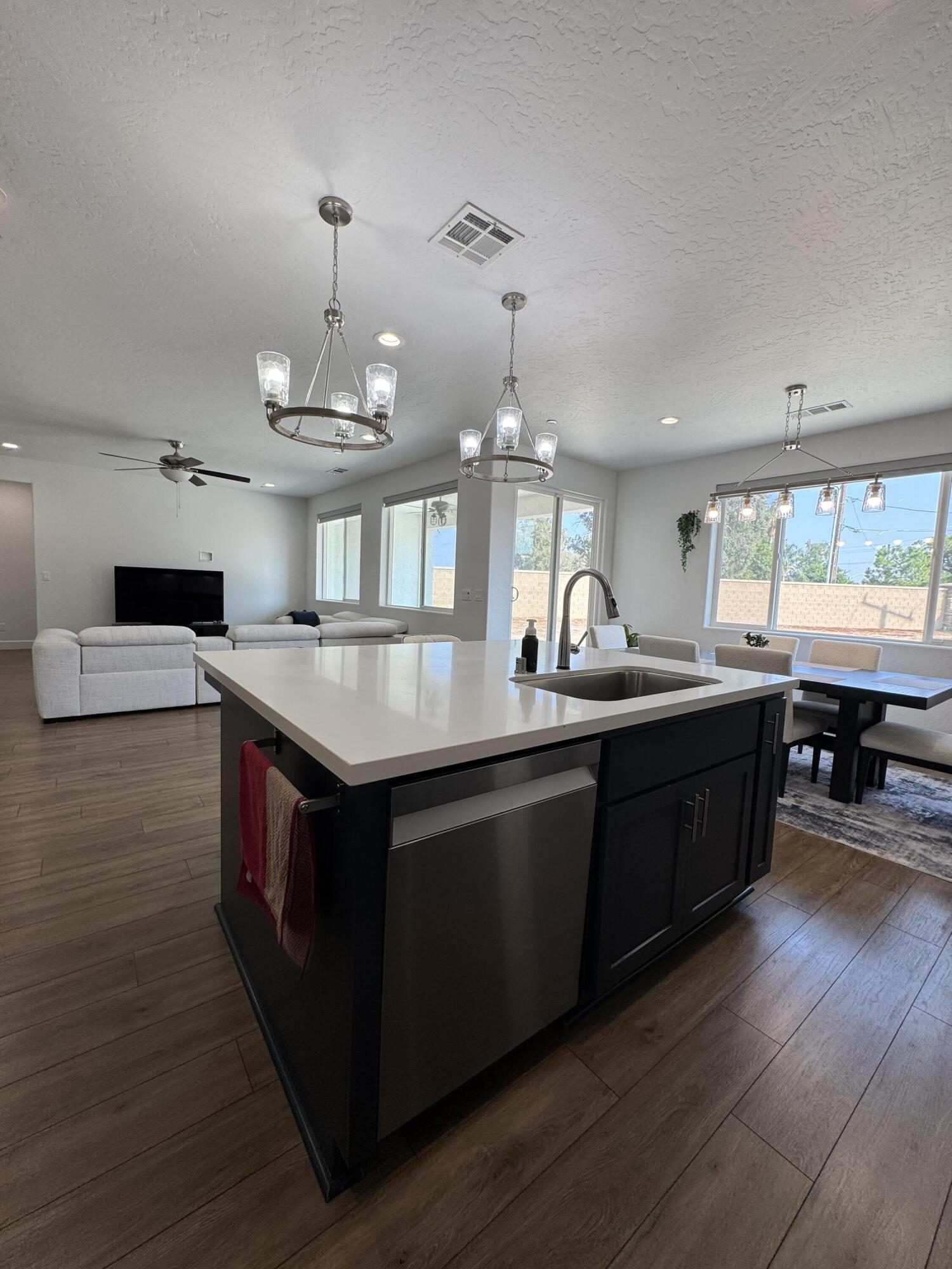 176 N Ocean Ct, Tulare, CA 93274