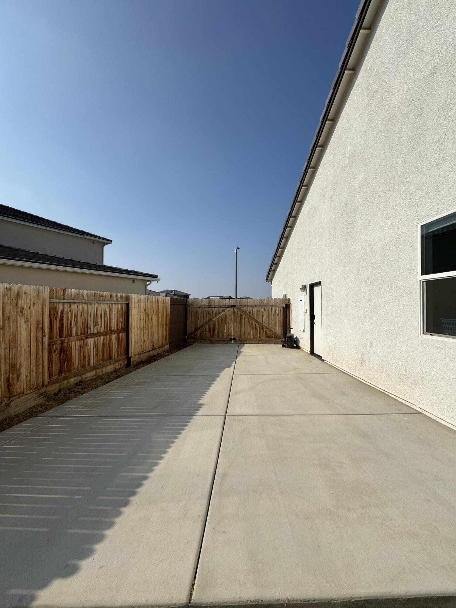 176 N Ocean Ct, Tulare, CA 93274