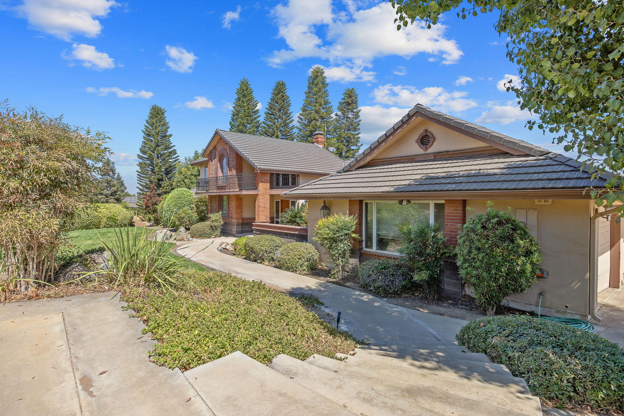 315 Valley View Dr, Exeter, CA 93221