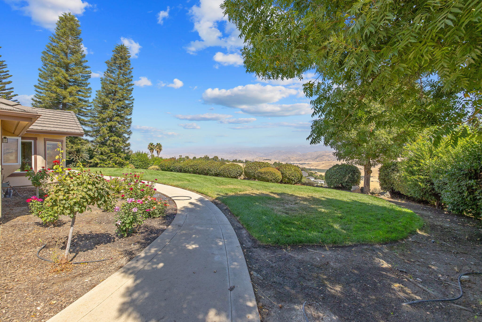 315 Valley View Dr, Exeter, CA 93221