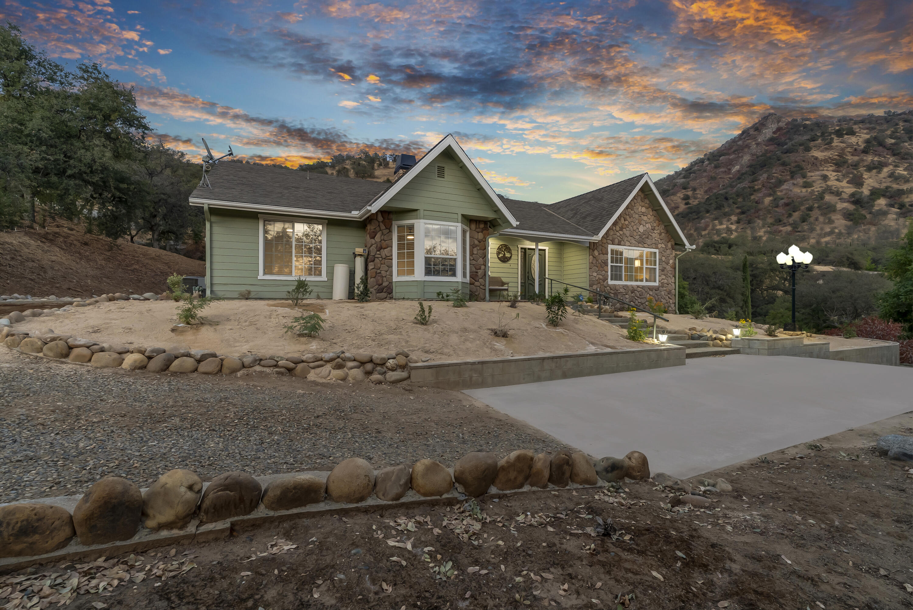 42076 Black Oak Dr, Three Rivers, CA 93271