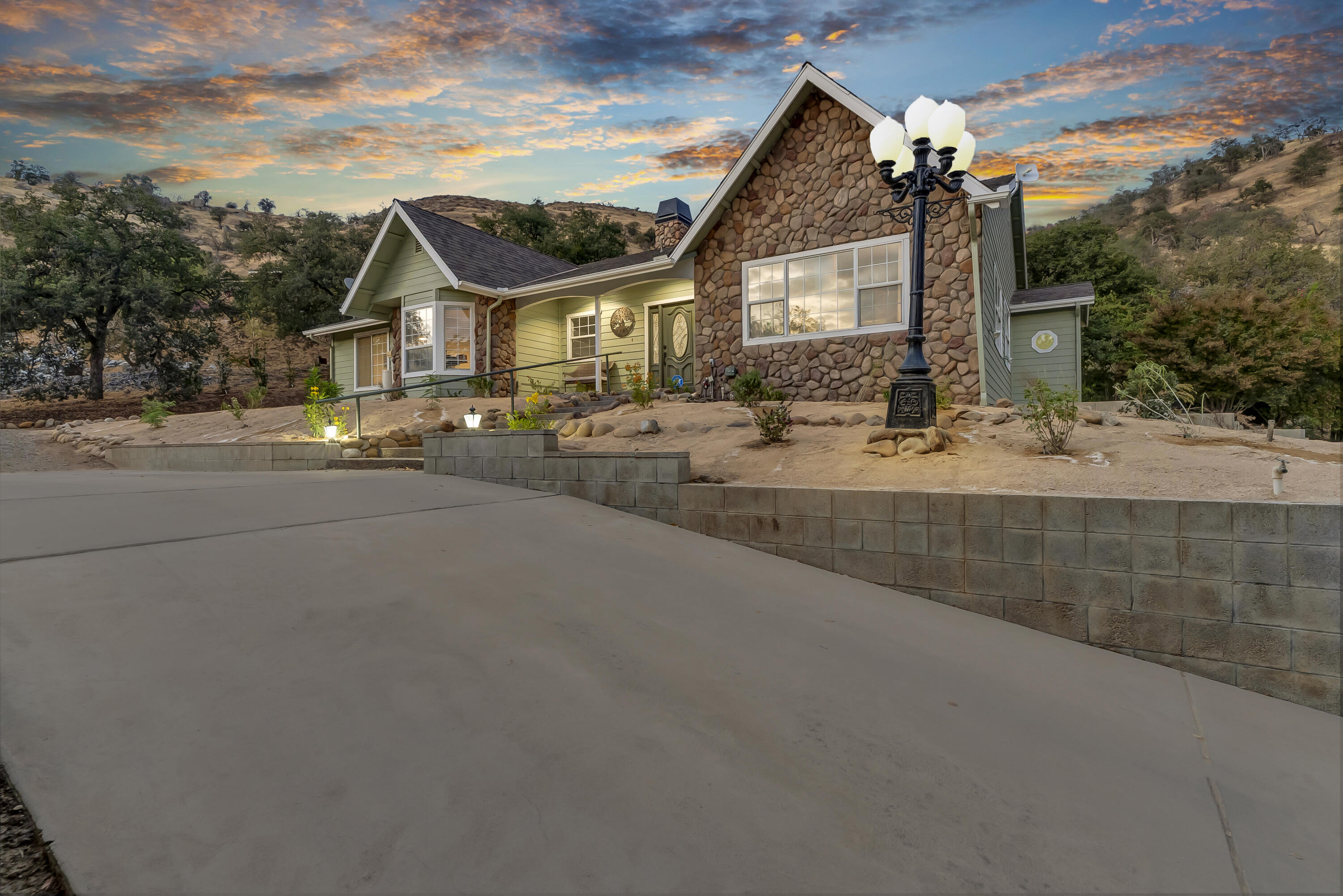 42076 Black Oak Dr, Three Rivers, CA 93271