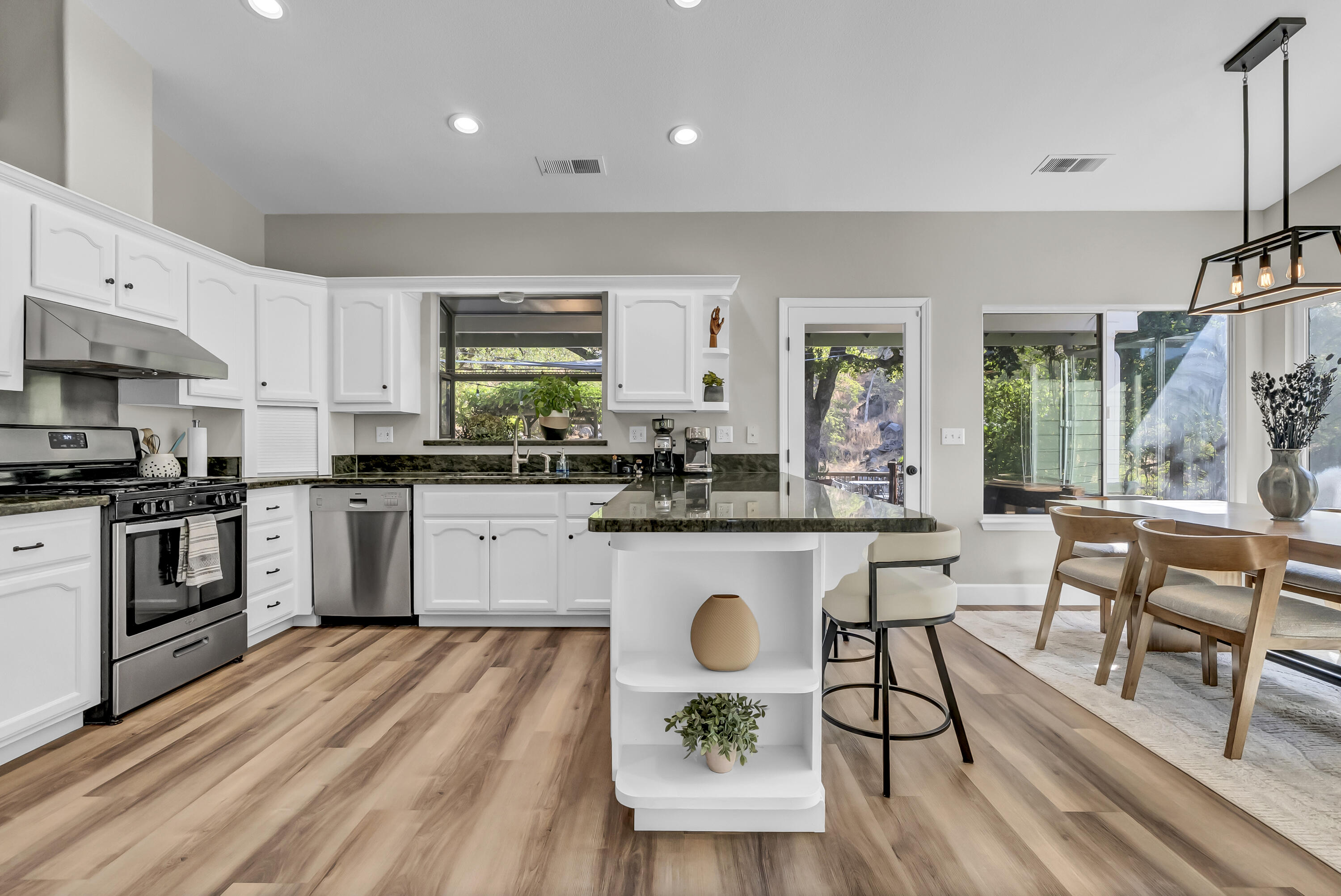 42076 Black Oak Dr, Three Rivers, CA 93271