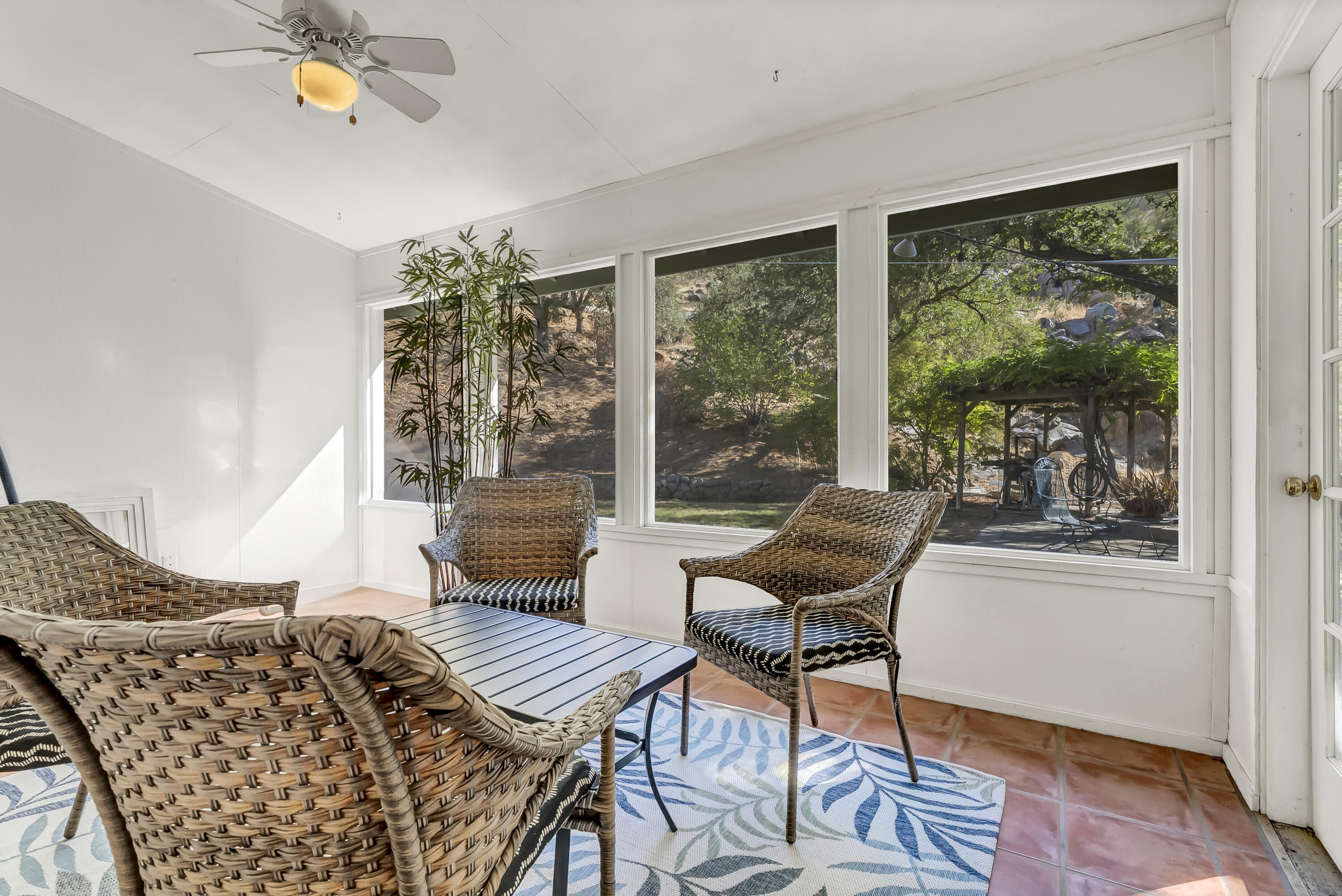 42076 Black Oak Dr, Three Rivers, CA 93271