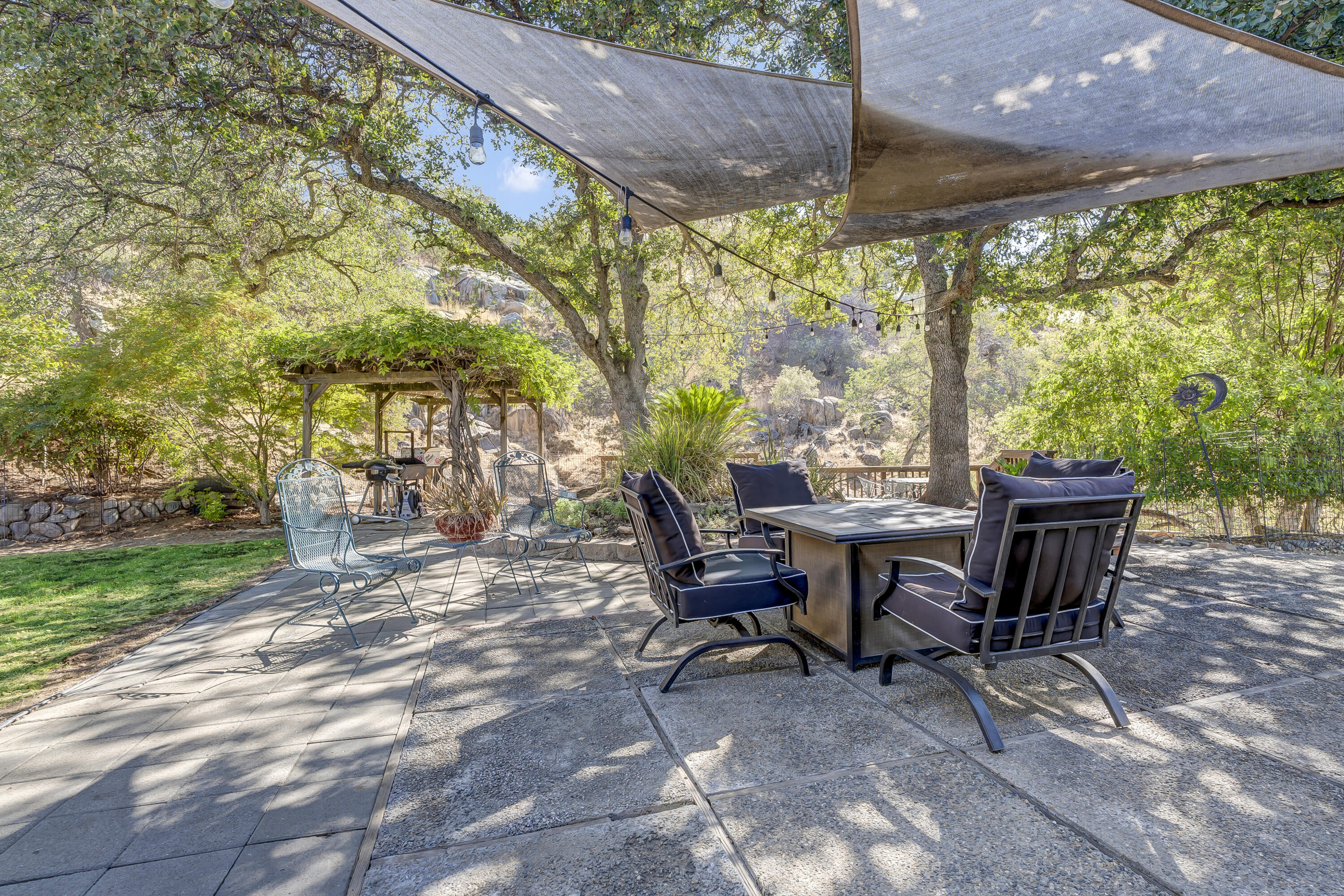 42076 Black Oak Dr, Three Rivers, CA 93271