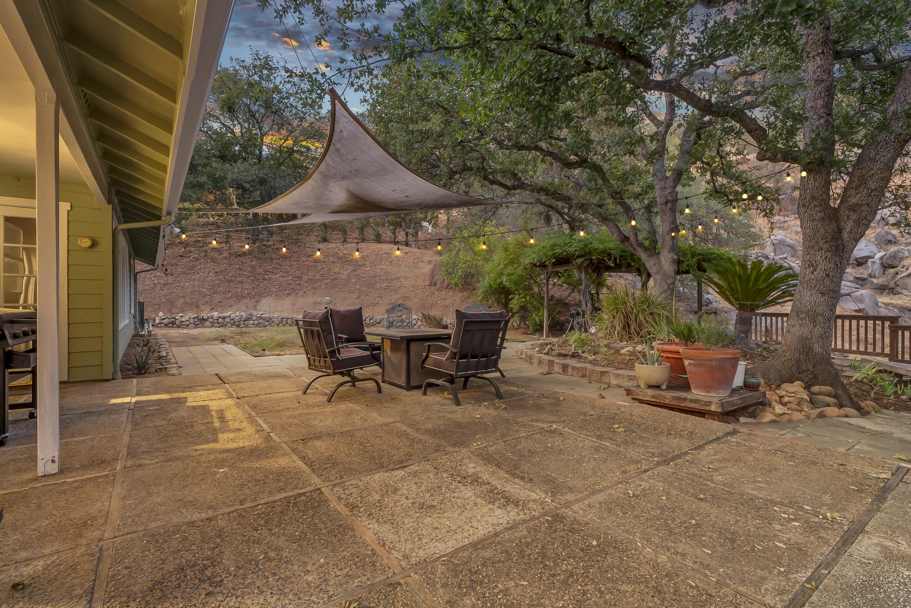 42076 Black Oak Dr, Three Rivers, CA 93271