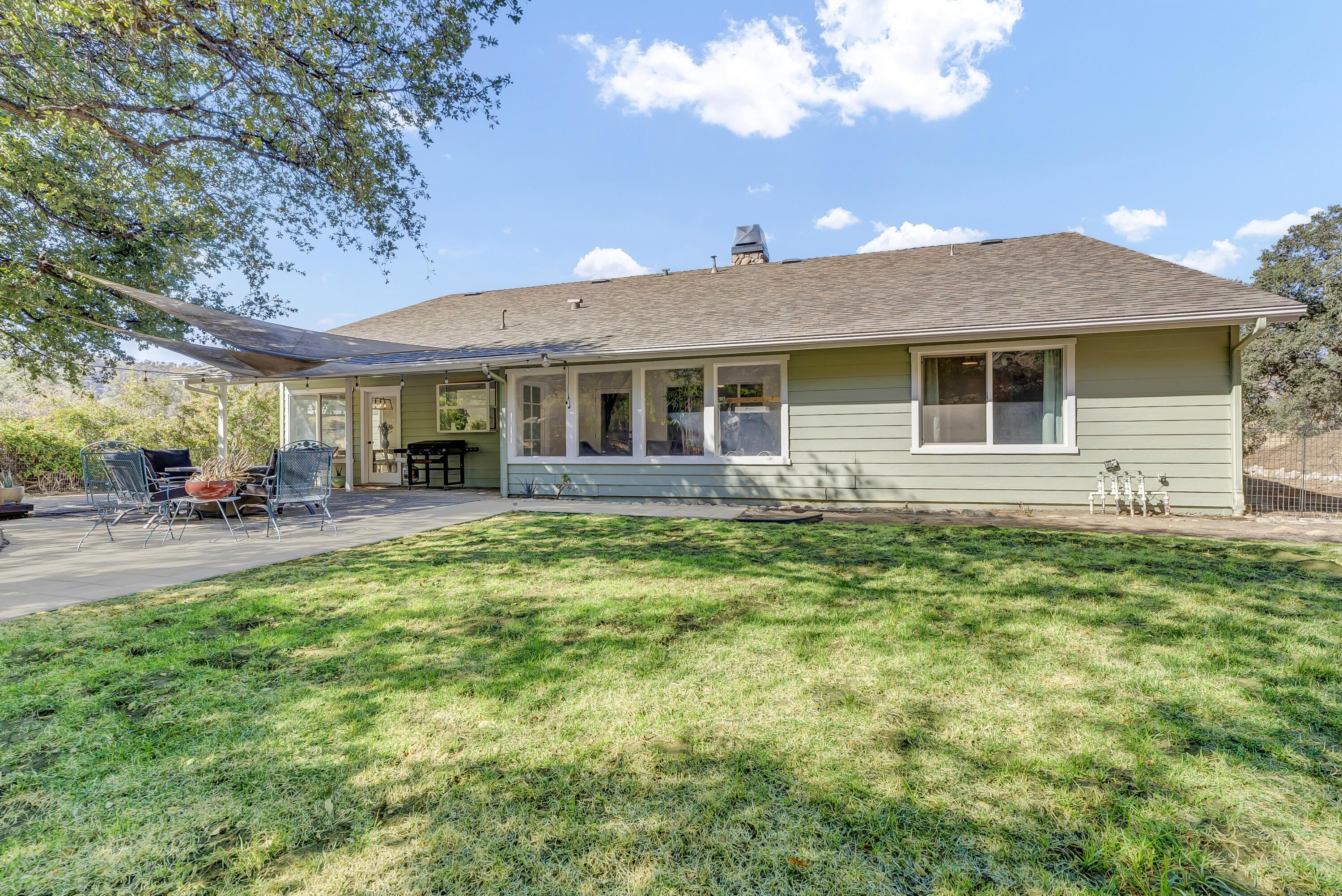 42076 Black Oak Dr, Three Rivers, CA 93271