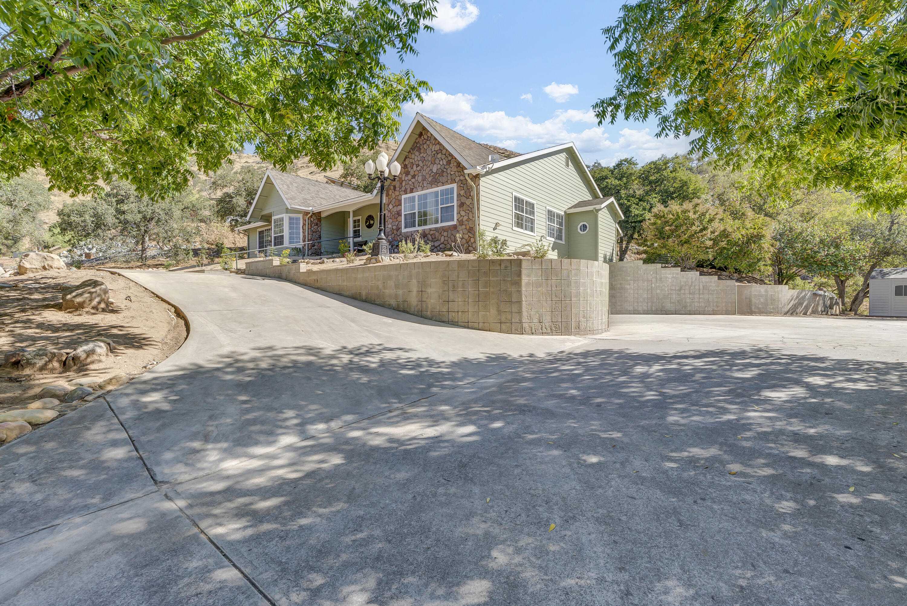 42076 Black Oak Dr, Three Rivers, CA 93271