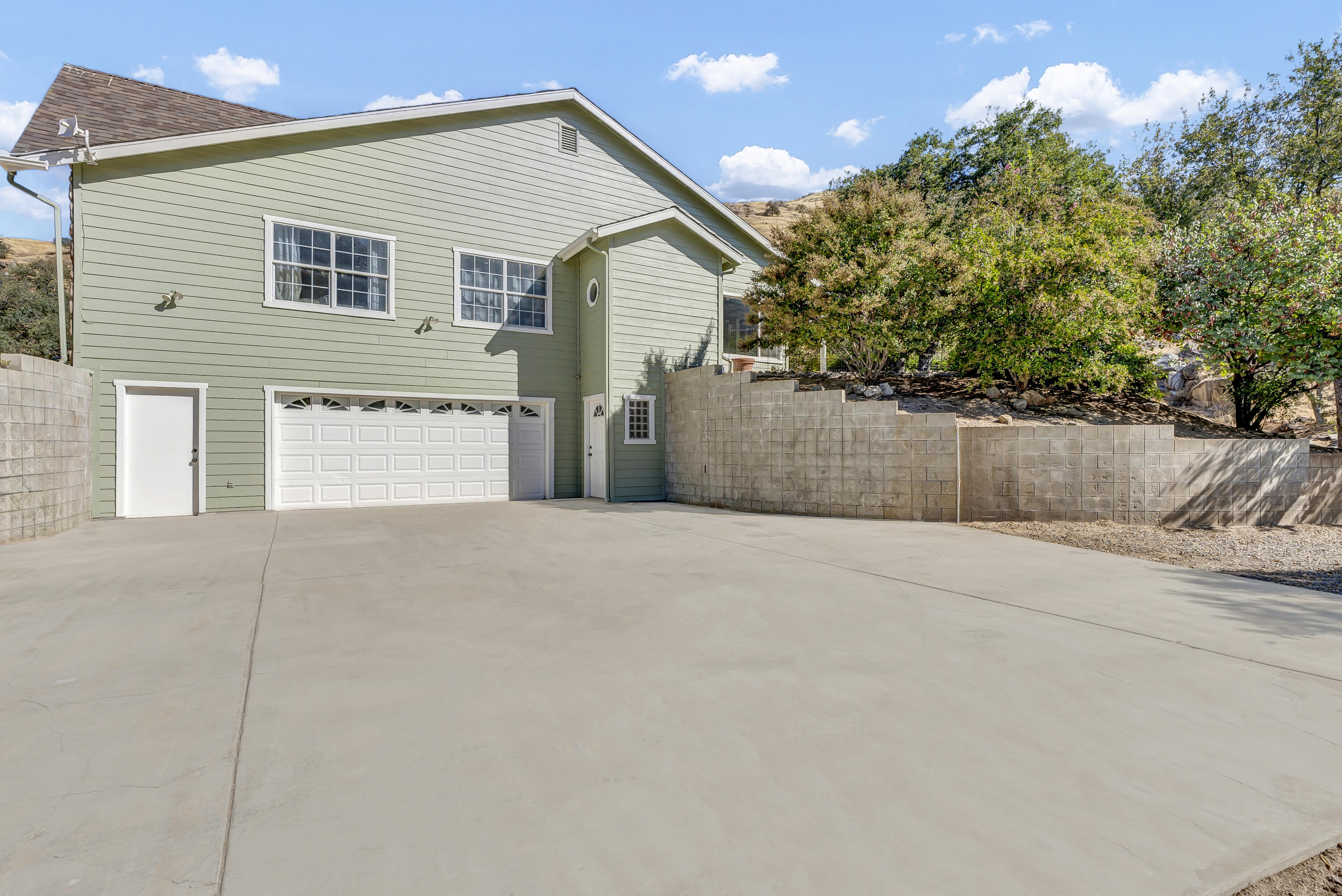 42076 Black Oak Dr, Three Rivers, CA 93271
