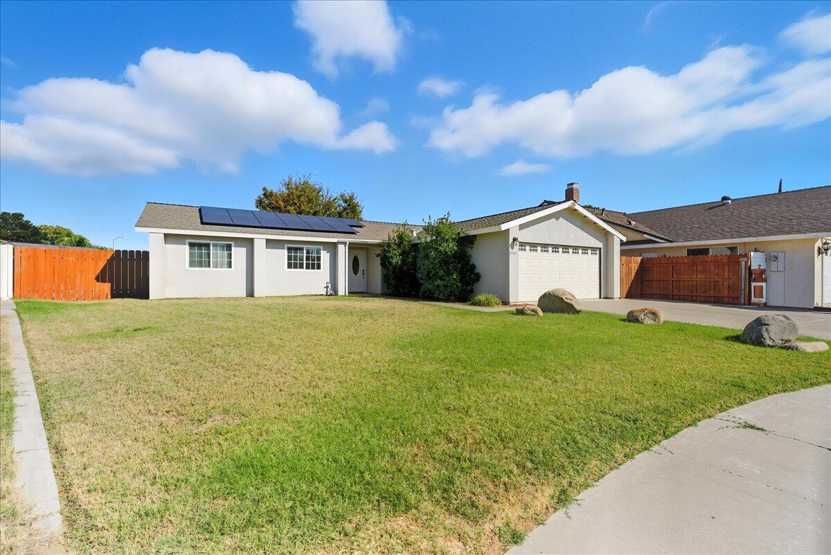 2123 Cottonwood Ct, Hanford, CA 93230