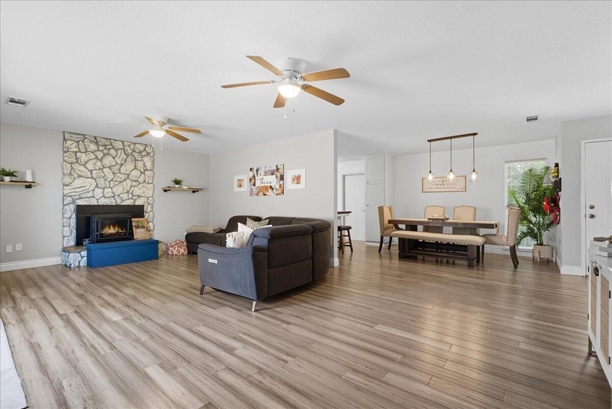 2123 Cottonwood Ct, Hanford, CA 93230