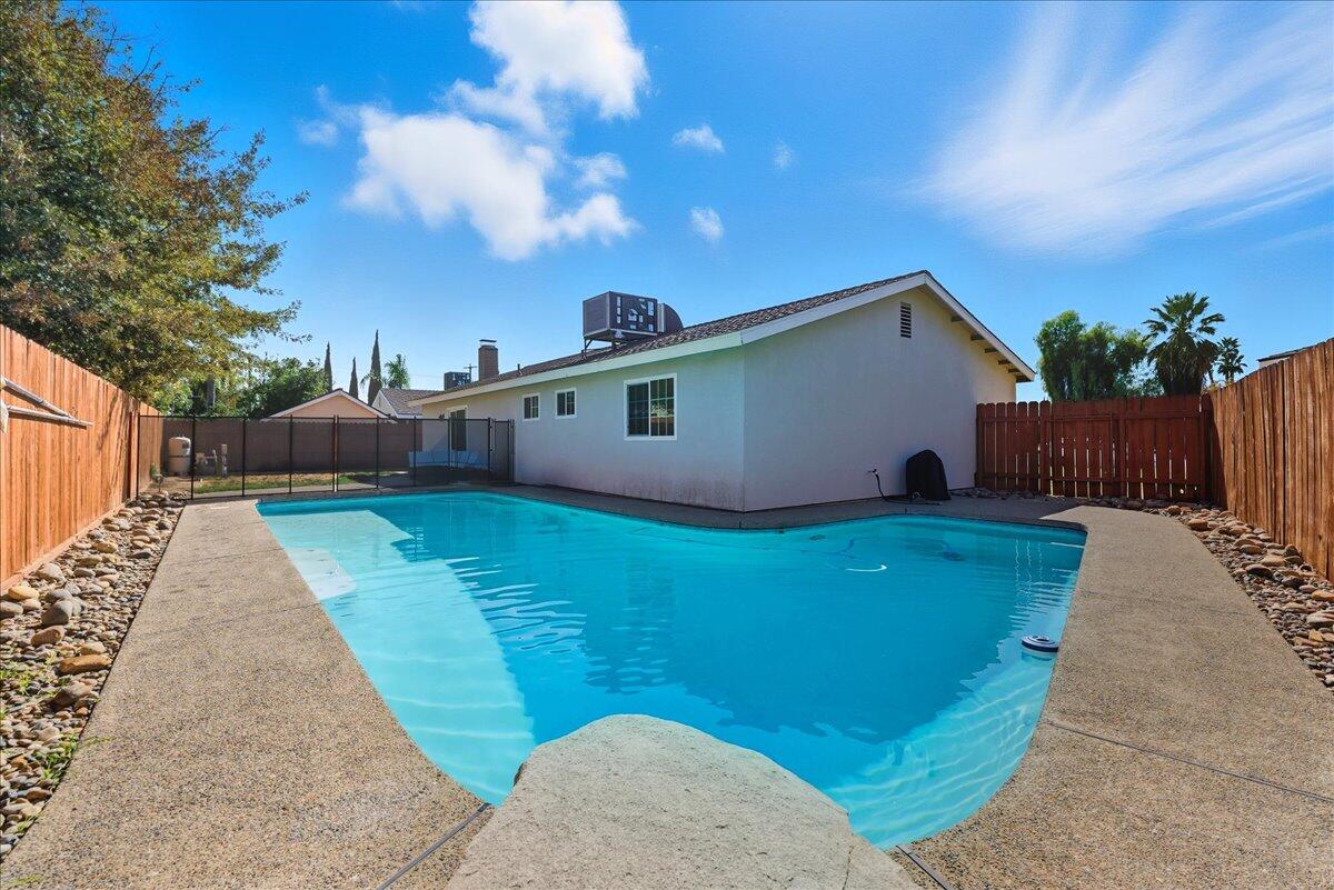 2123 Cottonwood Ct, Hanford, CA 93230