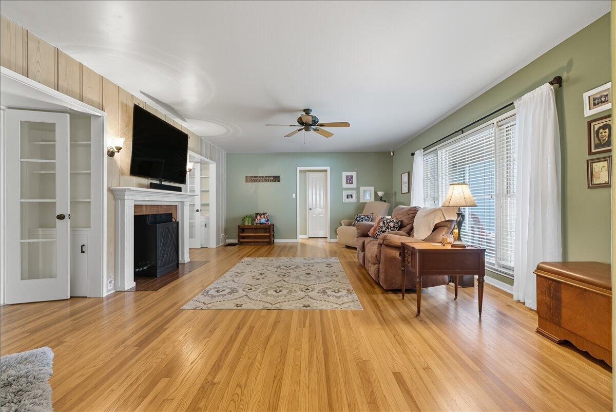 861 E Sycamore Ave, Tulare, CA 93274