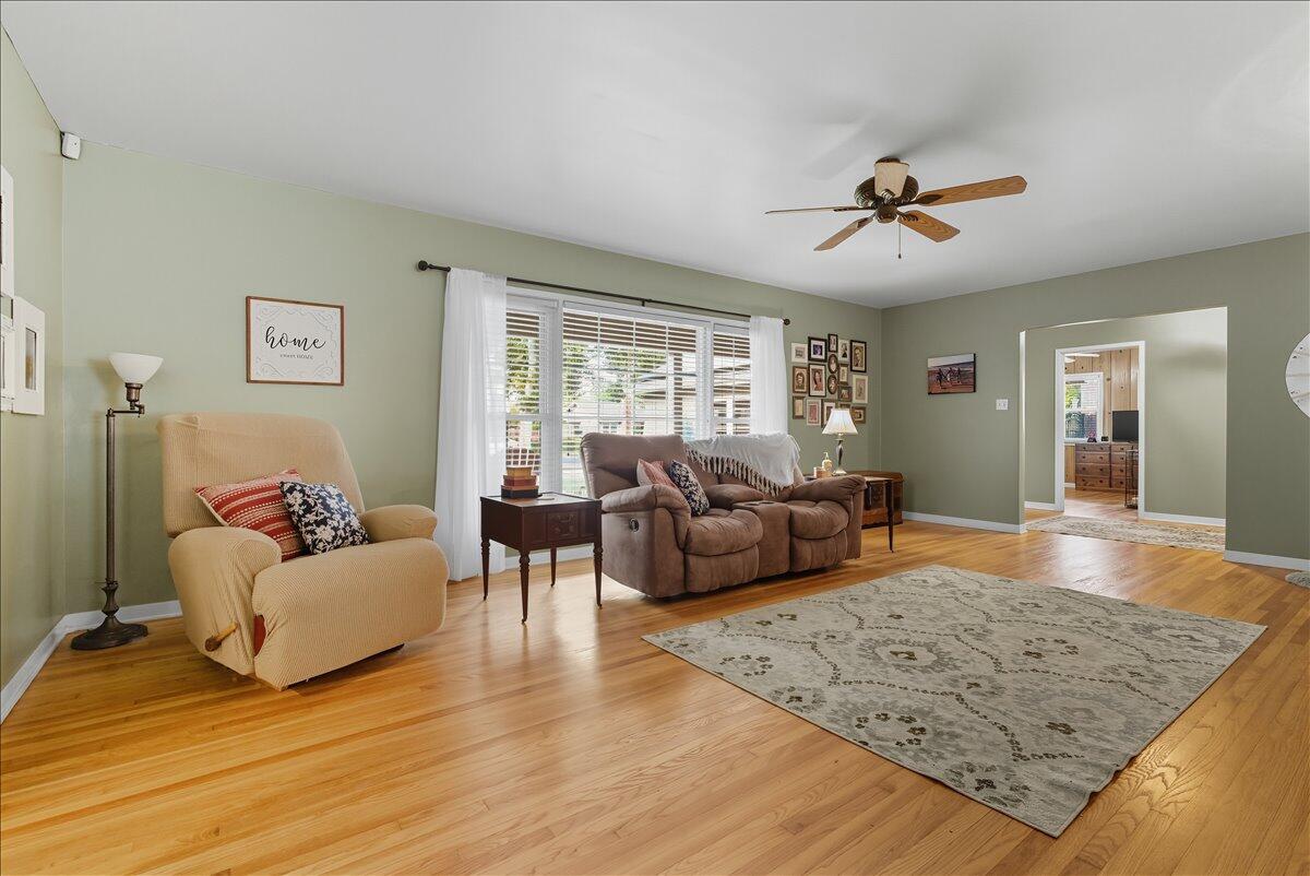 861 E Sycamore Ave, Tulare, CA 93274