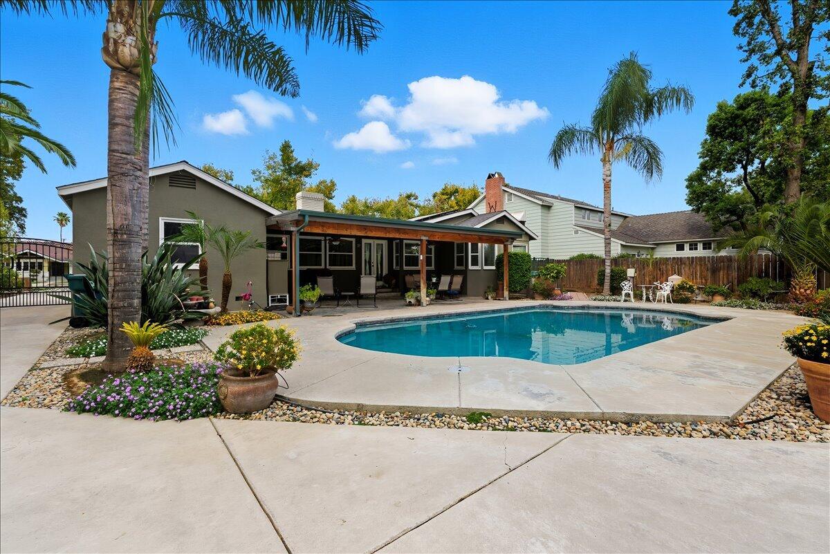 861 E Sycamore Ave, Tulare, CA 93274