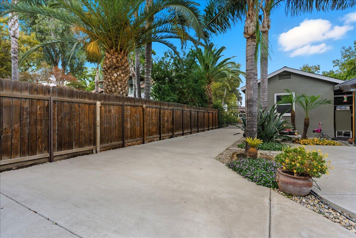 861 E Sycamore Ave, Tulare, CA 93274