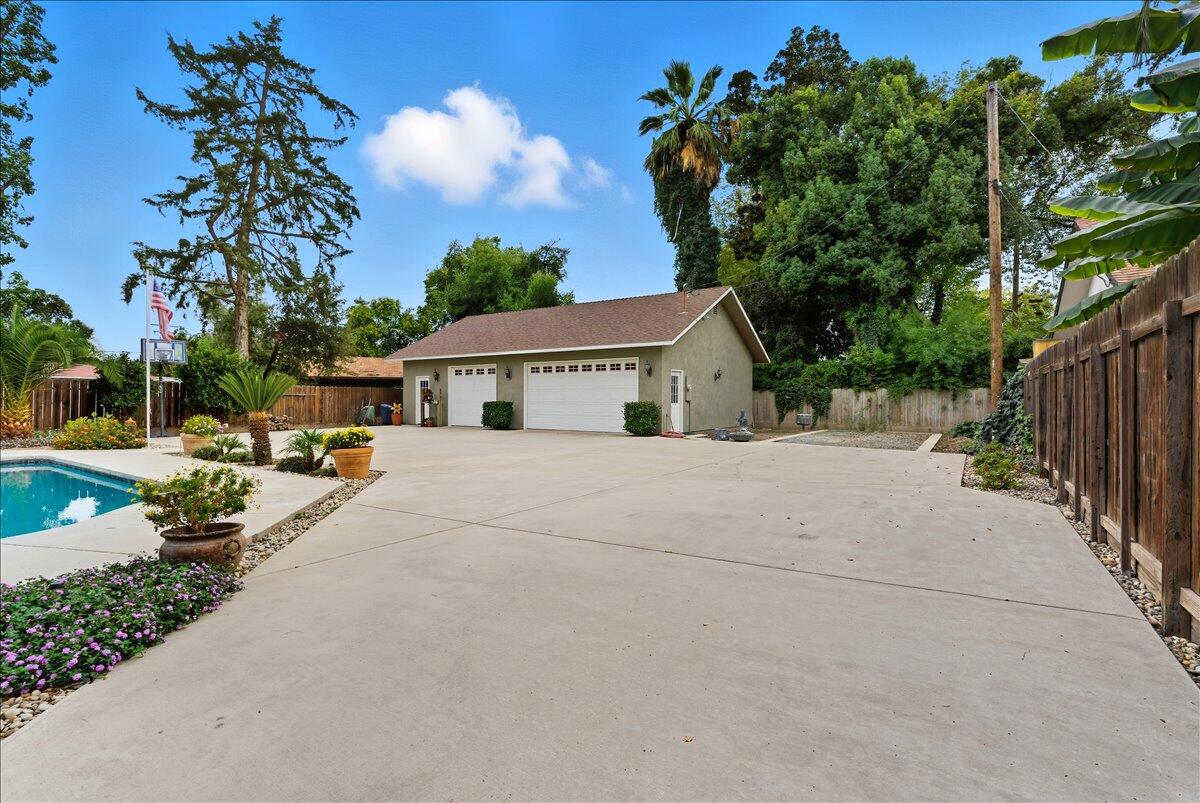 861 E Sycamore Ave, Tulare, CA 93274