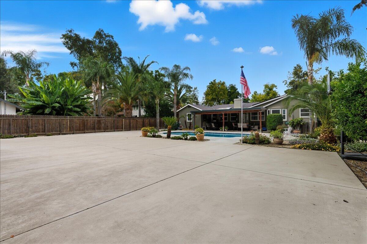 861 E Sycamore Ave, Tulare, CA 93274