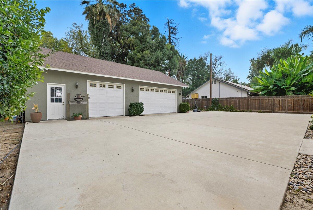 861 E Sycamore Ave, Tulare, CA 93274