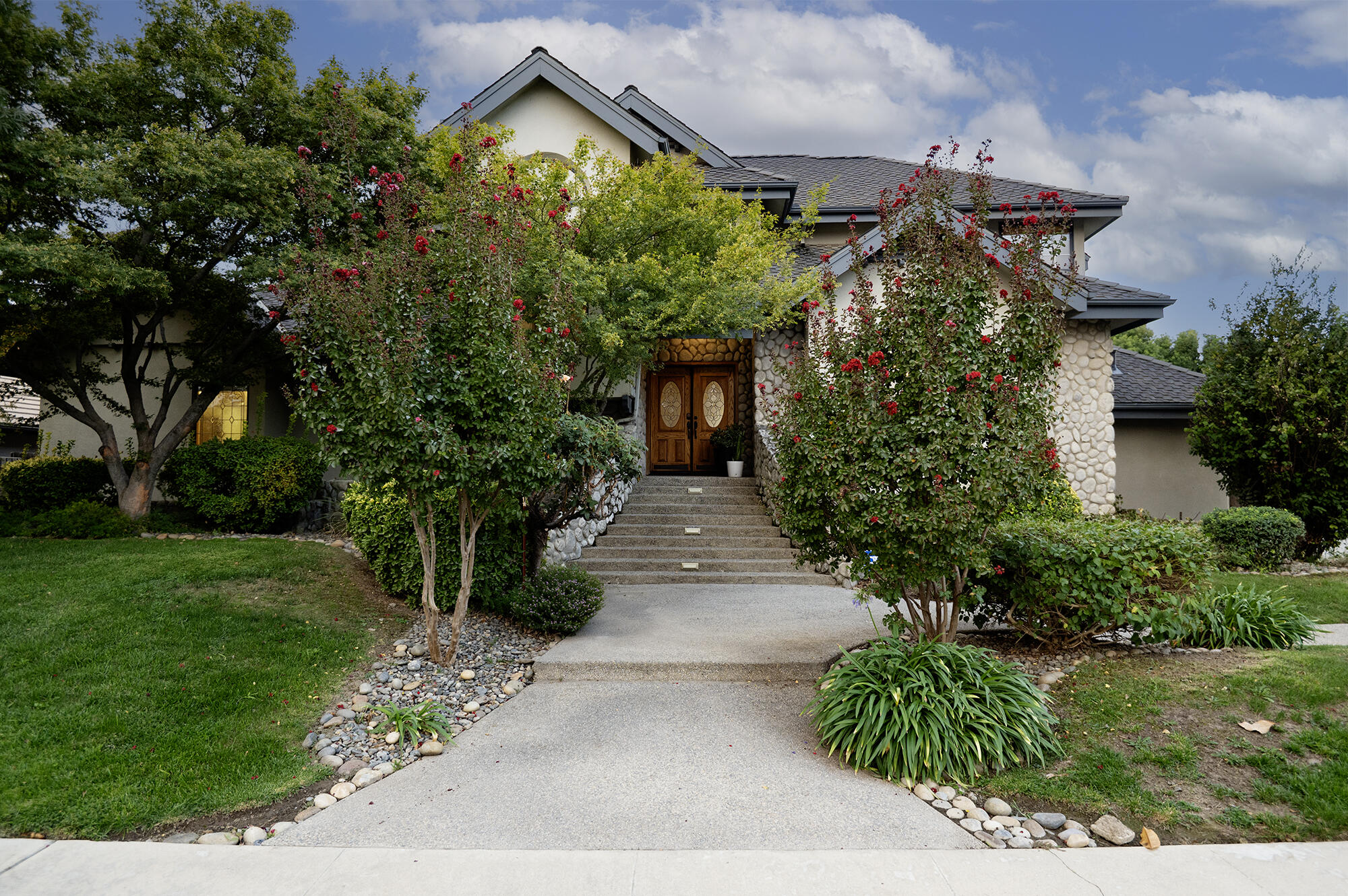 3735 W Woodside Ave, Visalia, CA 93291