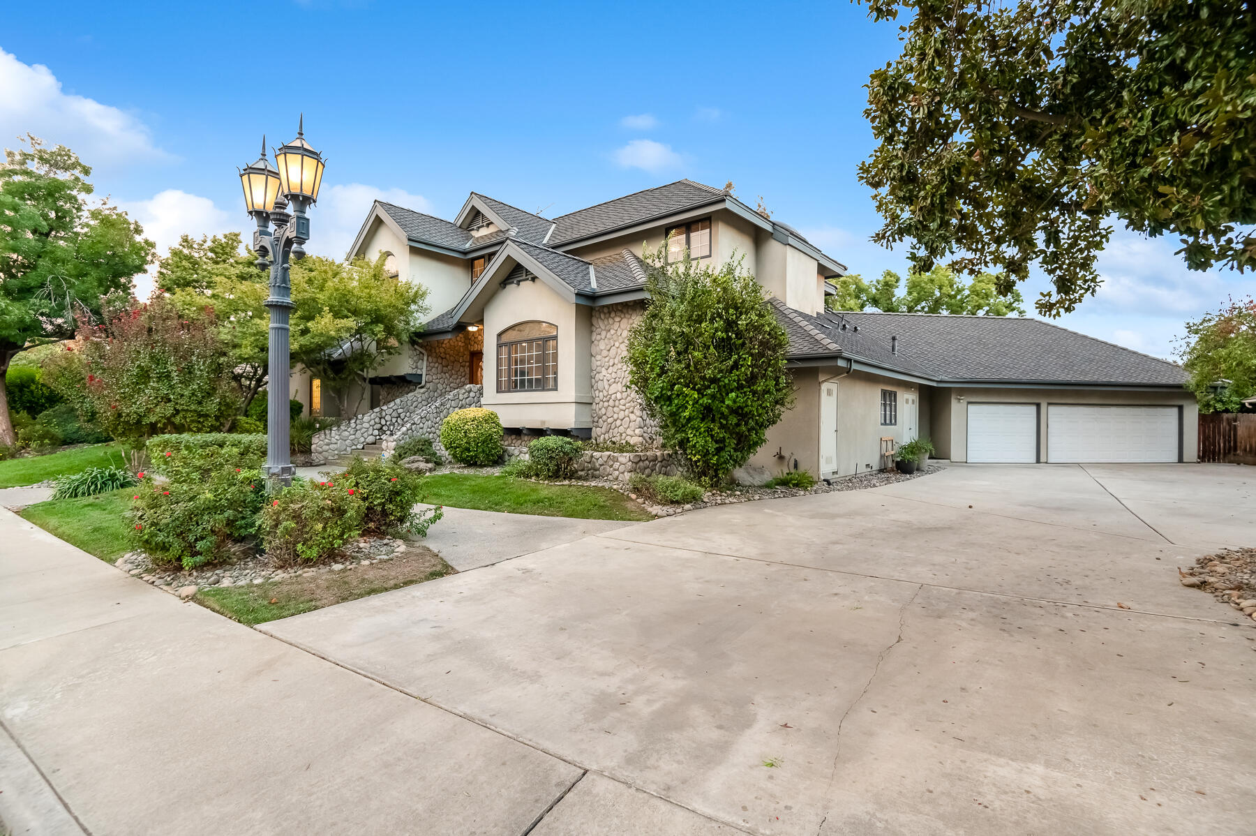 3735 W Woodside Ave, Visalia, CA 93291