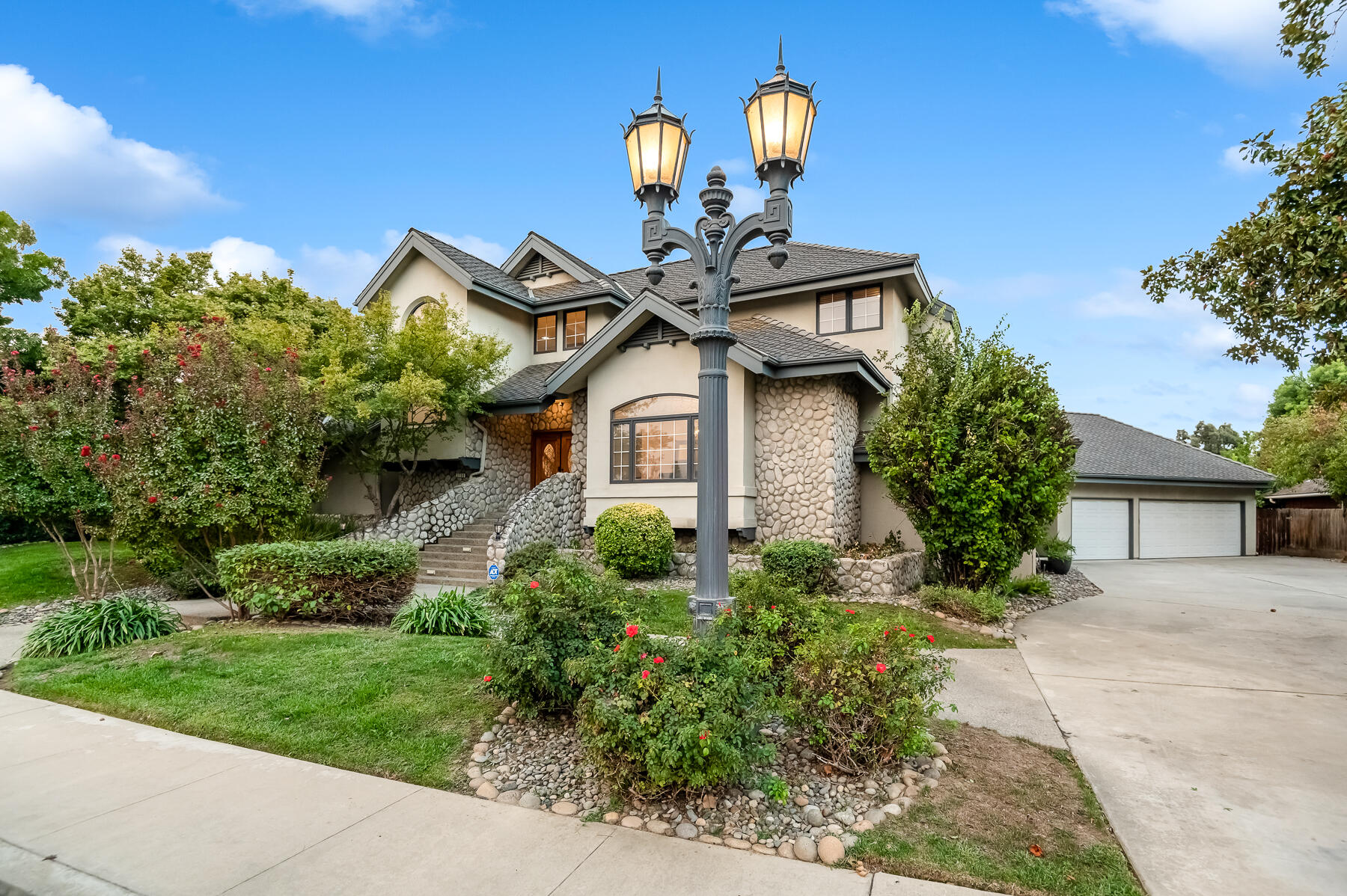 3735 W Woodside Ave, Visalia, CA 93291