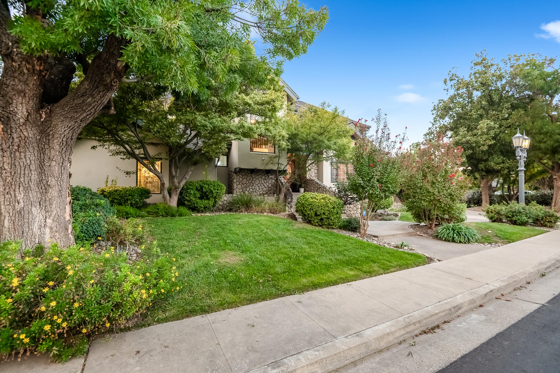 3735 W Woodside Ave, Visalia, CA 93291