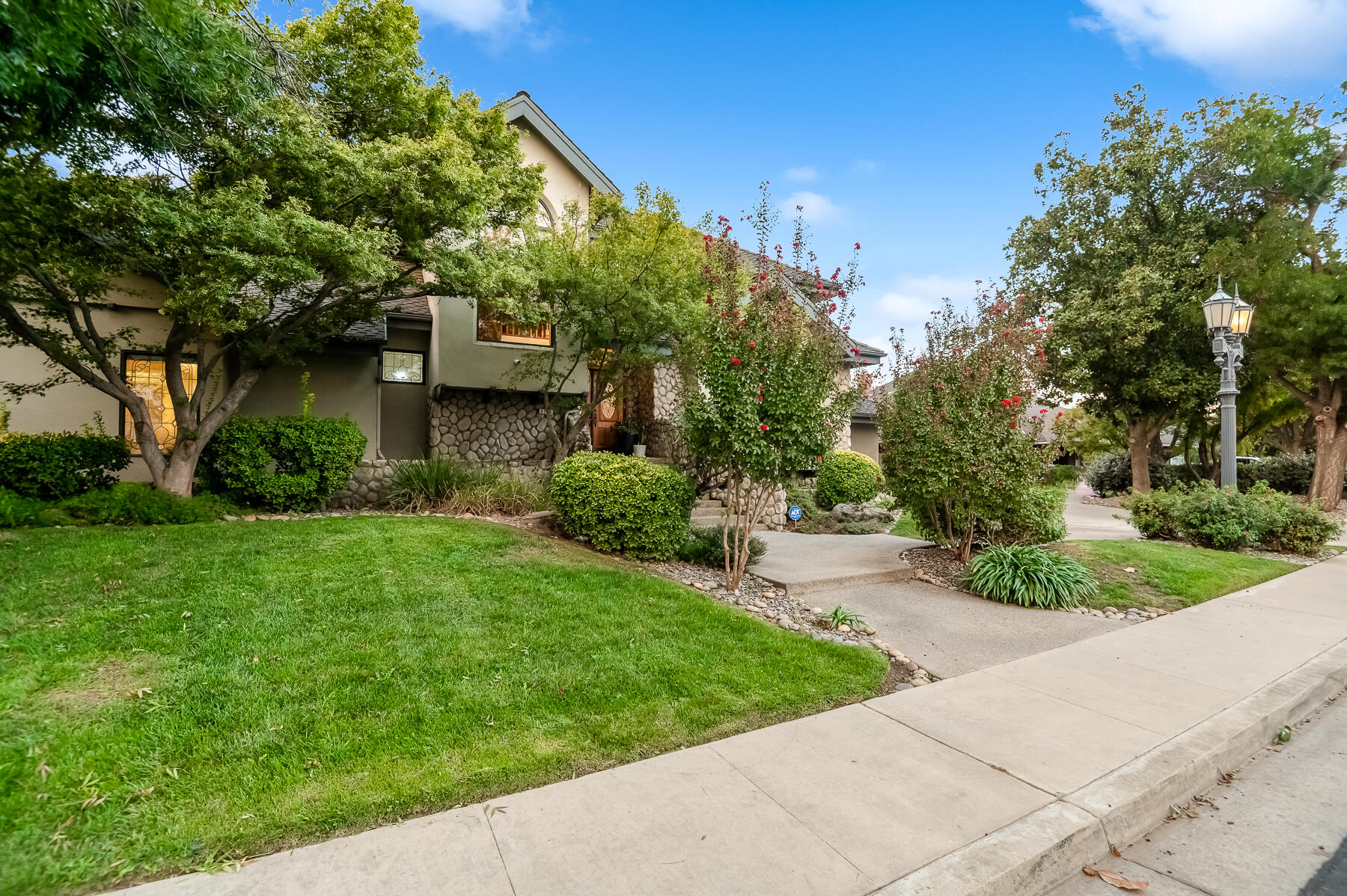 3735 W Woodside Ave, Visalia, CA 93291