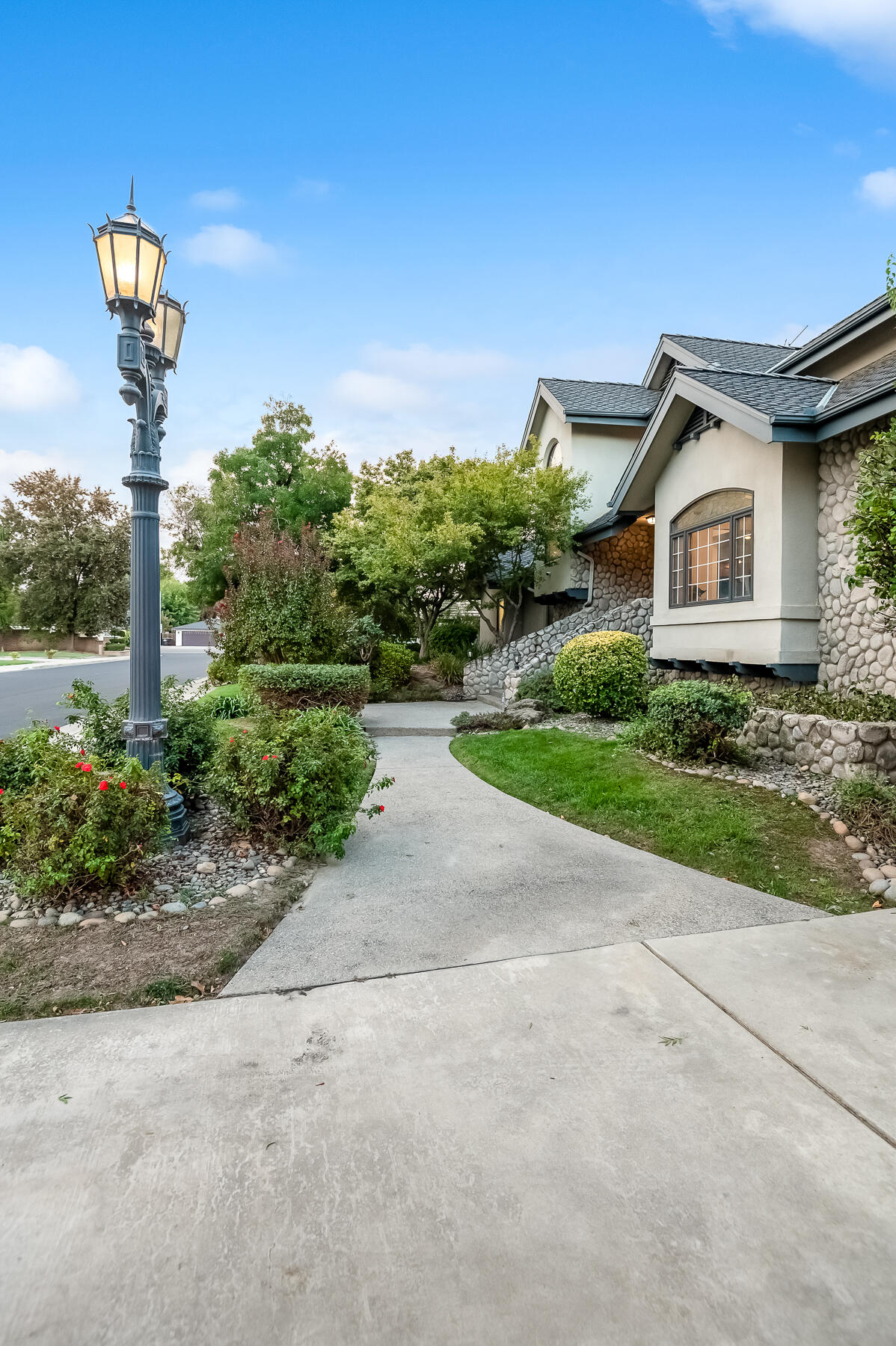 3735 W Woodside Ave, Visalia, CA 93291