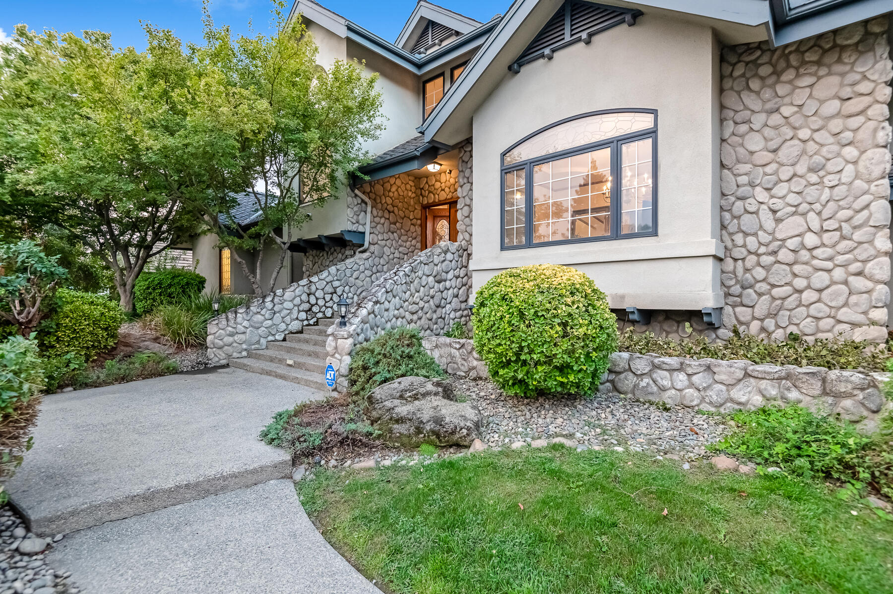 3735 W Woodside Ave, Visalia, CA 93291